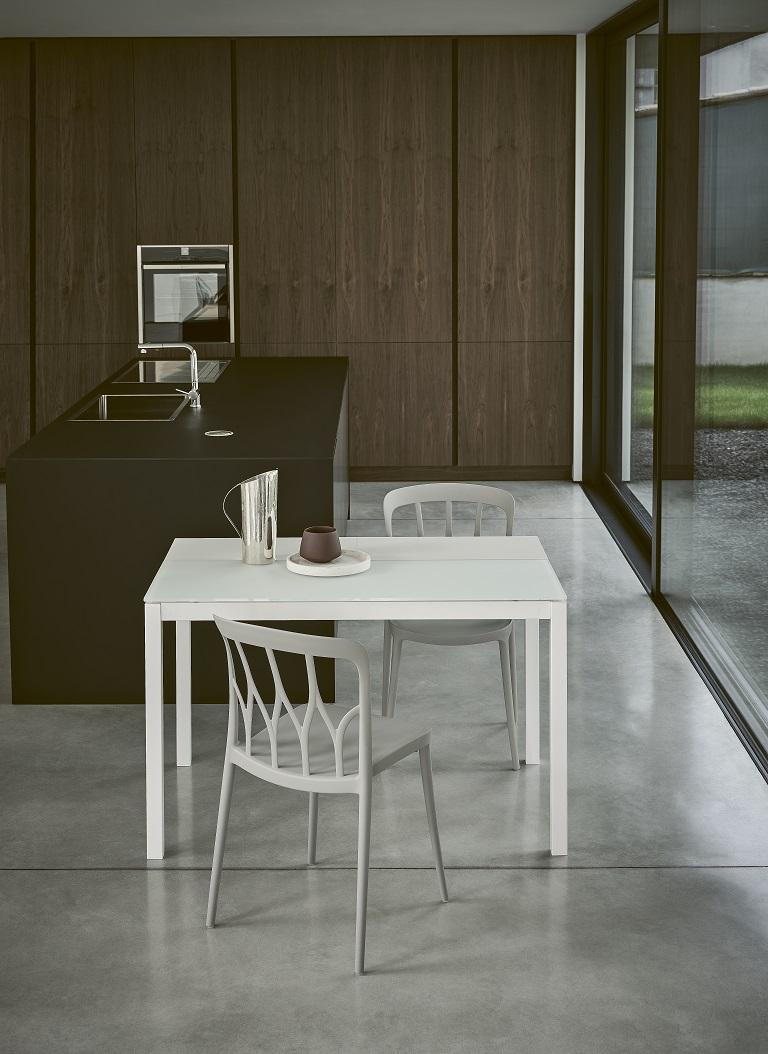 Autre Chaise italienne moderne en polypropylène gris clair de la collection Bontempi en vente