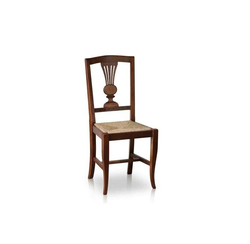 L'une des caractéristiques les plus élégantes de ces magnifiques chaises italiennes fabriquées à la main est leur dossier sculpté en forme de lyre. Ils sont dotés d'un cadre en noyer italien poli et d'une assise en jonc, complétés par des pieds