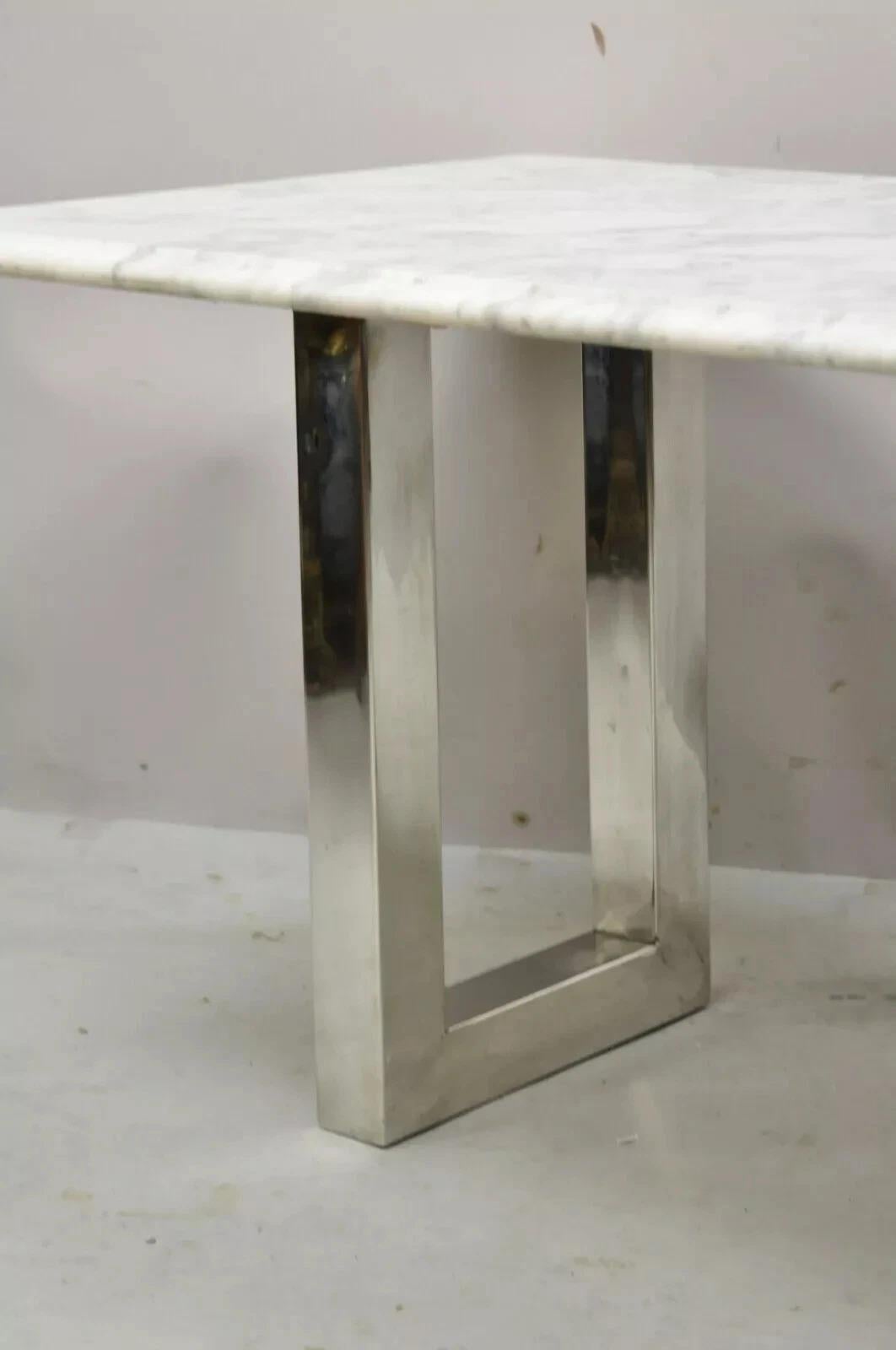 Table basse rectangulaire italienne moderne à double piédestal en marbre et chrome en vente 3