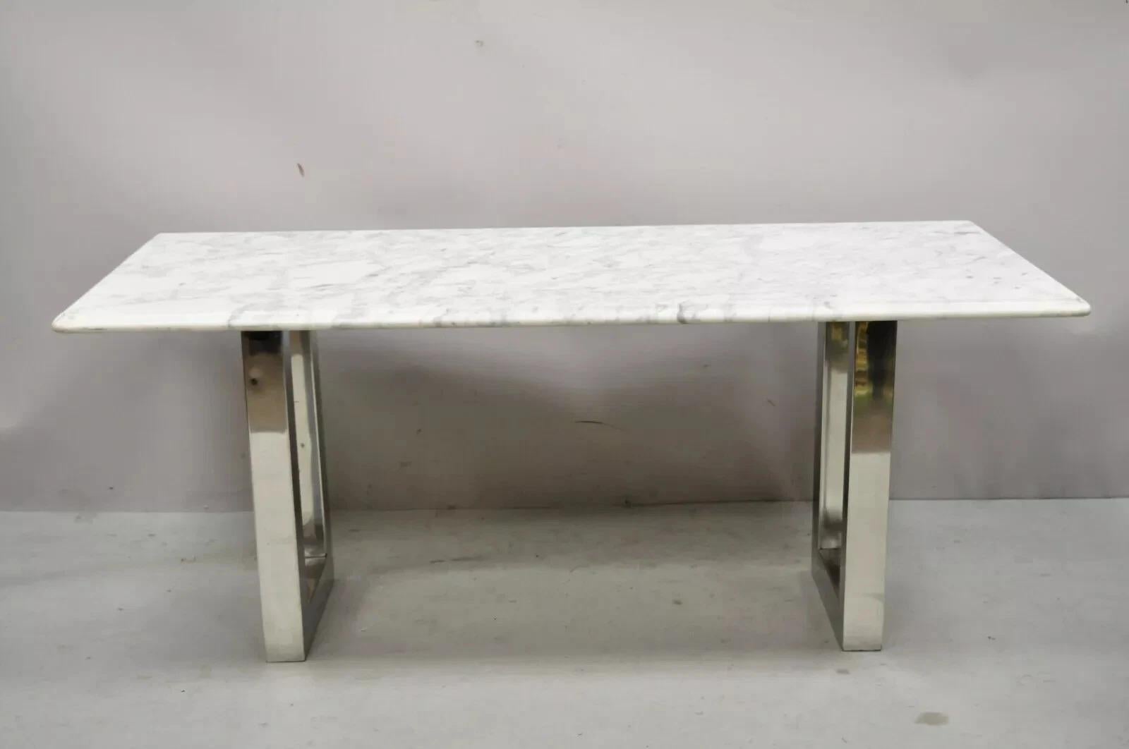 Table basse rectangulaire contemporaine moderne italienne en marbre chromé à double pied. L'article se caractérise par un plateau en marbre italien, un double piédestal chromé, des lignes modernistes épurées, un style et une forme remarquables.