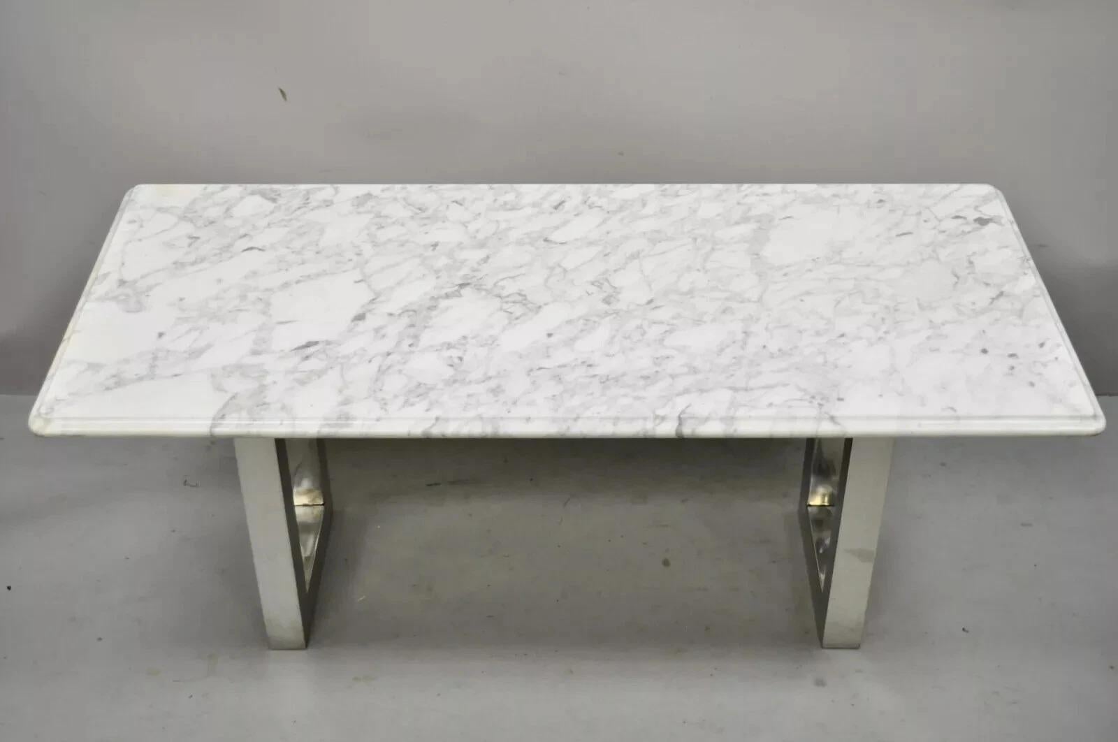 Moderne Table basse rectangulaire italienne moderne à double piédestal en marbre et chrome en vente