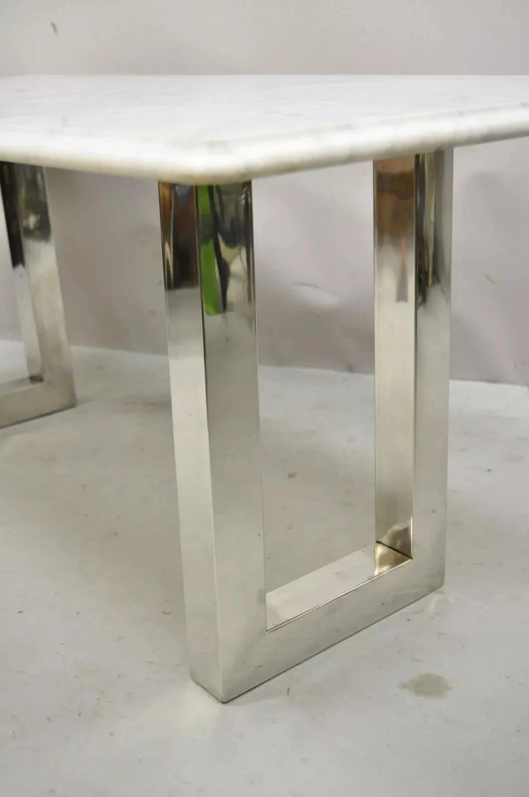 Inconnu Table basse rectangulaire italienne moderne à double piédestal en marbre et chrome en vente