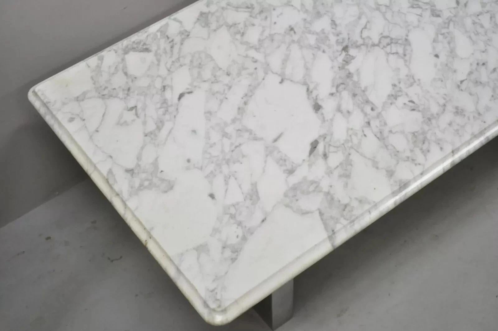 Table basse rectangulaire italienne moderne à double piédestal en marbre et chrome Bon état - En vente à Philadelphia, PA
