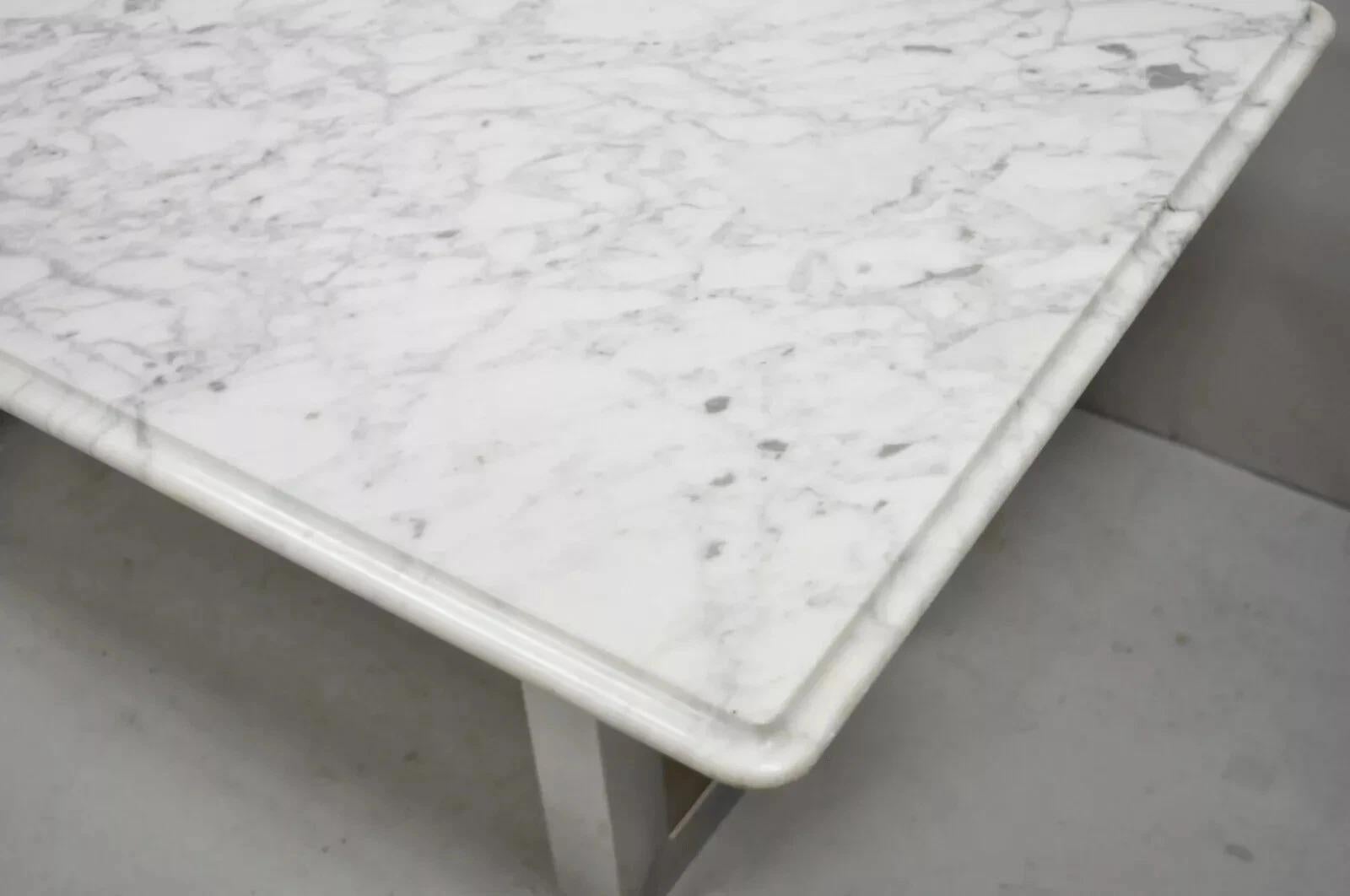 20ième siècle Table basse rectangulaire italienne moderne à double piédestal en marbre et chrome en vente