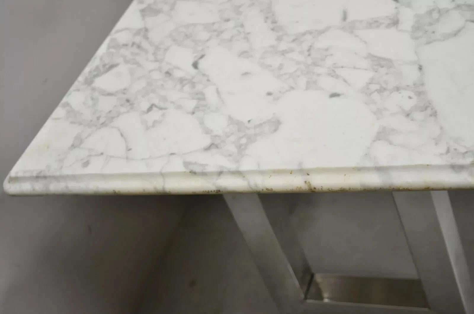 Table basse rectangulaire italienne moderne à double piédestal en marbre et chrome en vente 1