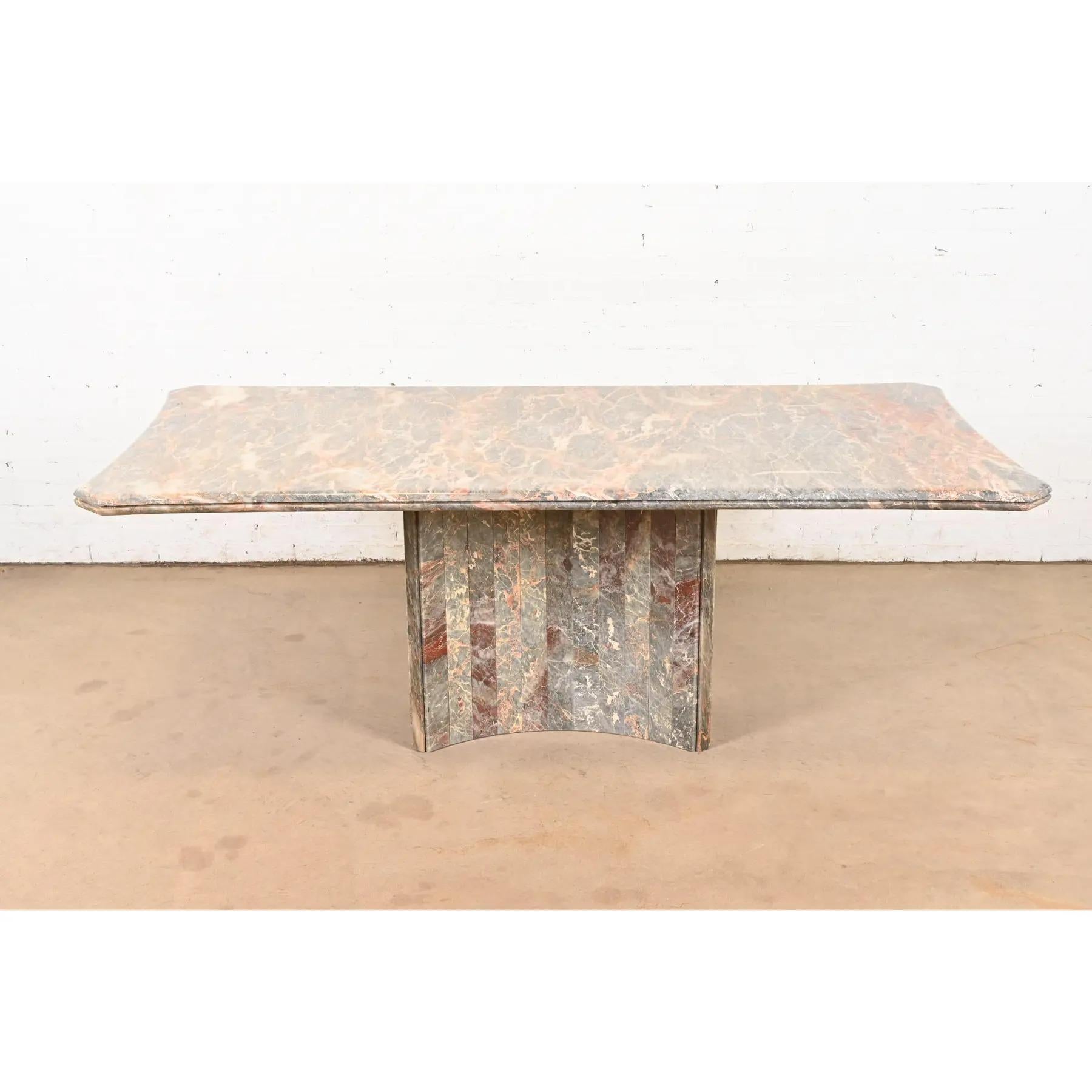 Magnifique table de salle à manger italienne moderne à piédestal en marbre

À la manière d'Ello

Italie, Circa 1970

Dimensions : 79 