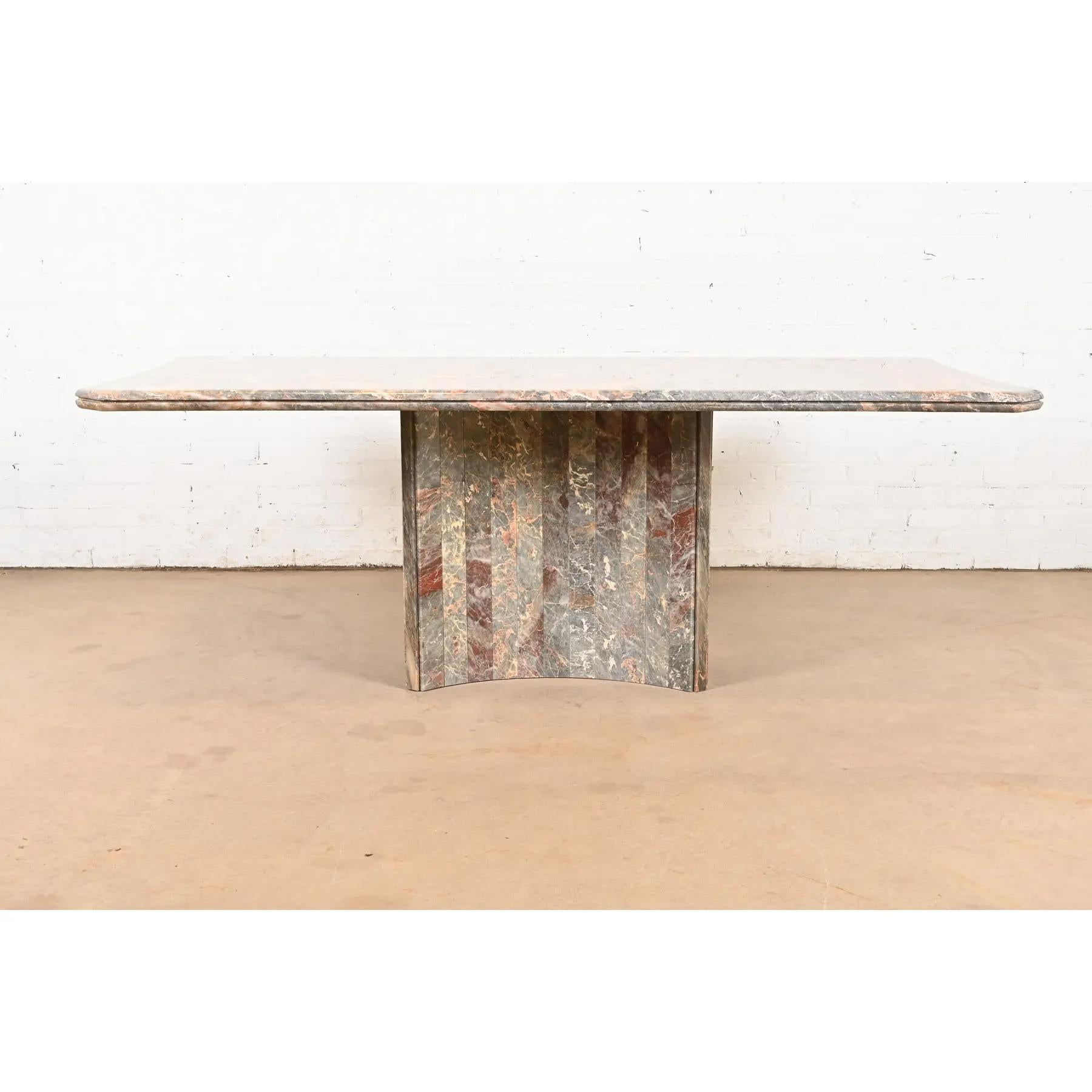 Moderne Table de salle à manger italienne moderne à piédestal en marbre à la manière d'Ello, vers les années 1970 en vente