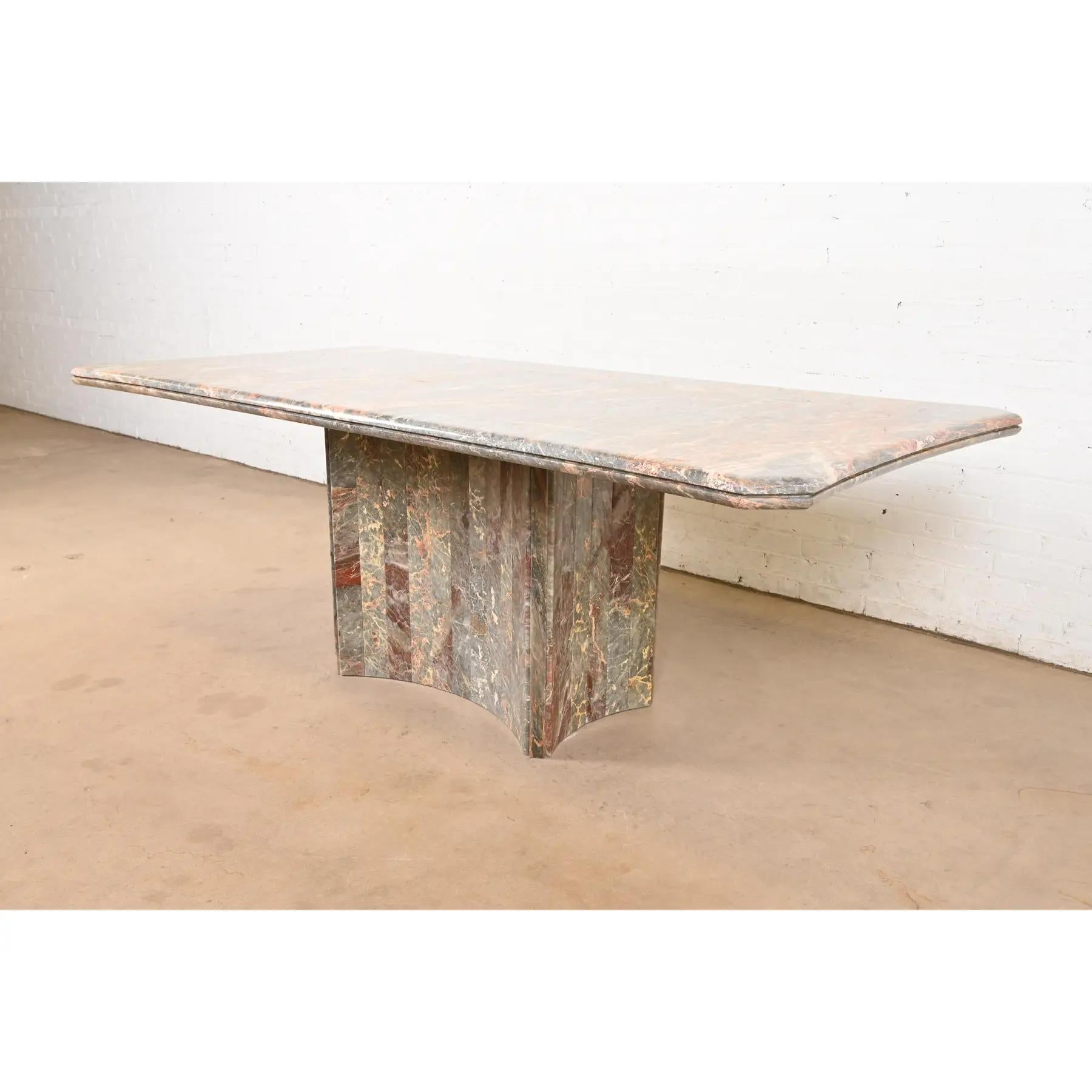 Fin du 20e siècle Table de salle à manger italienne moderne à piédestal en marbre à la manière d'Ello, vers les années 1970 en vente