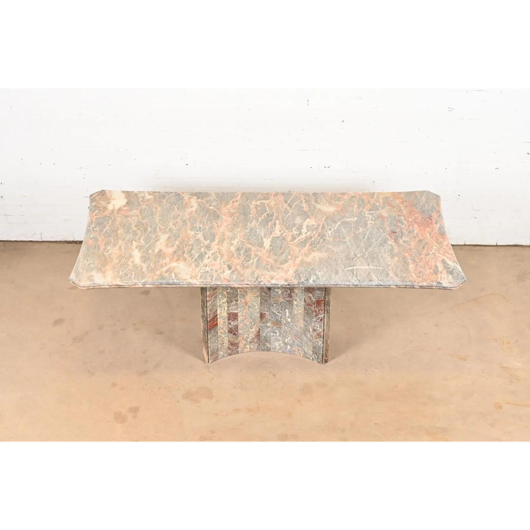 Marbre Table de salle à manger italienne moderne à piédestal en marbre à la manière d'Ello, vers les années 1970 en vente