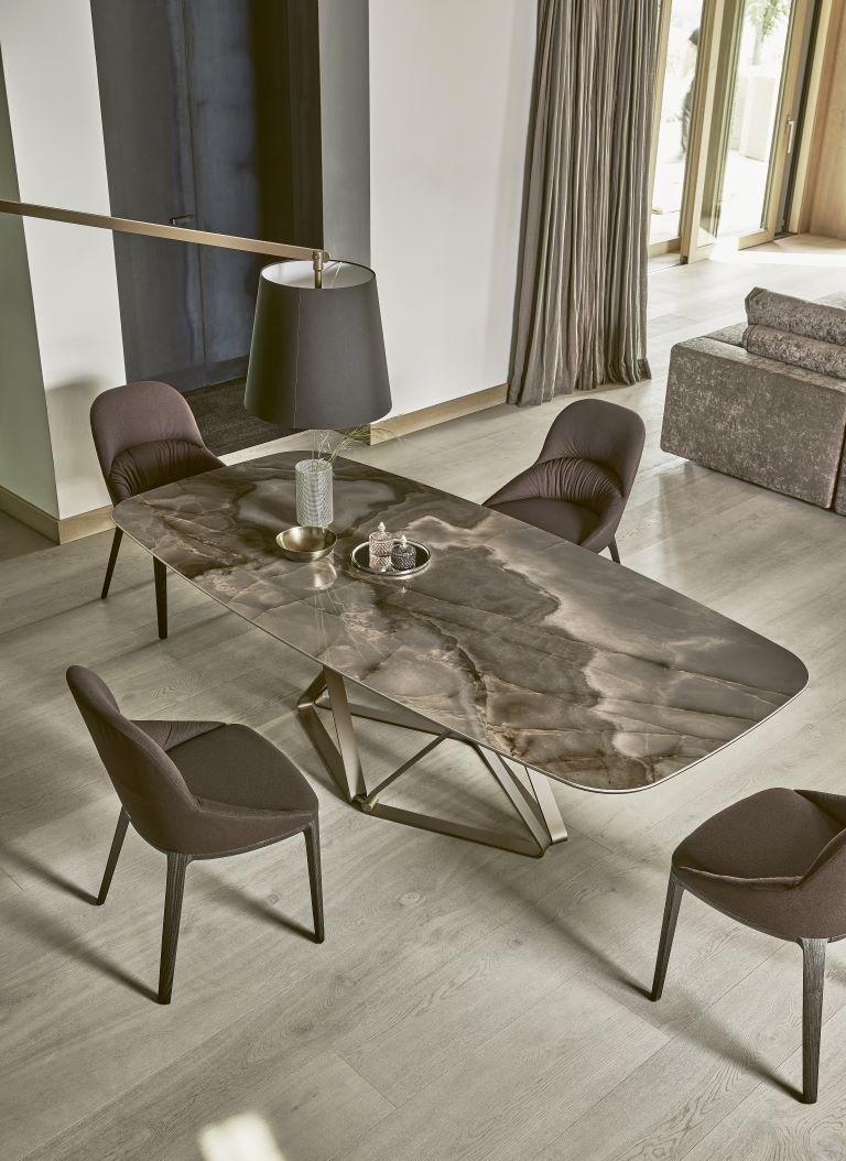 Designed by Bernhardt & Vella, its geometric shapes intersected by precious details give to Delta table a strong and refined character in any environment. This is a Fixed table with barrel shaped top. The frame is in dark brass lacquered metal,