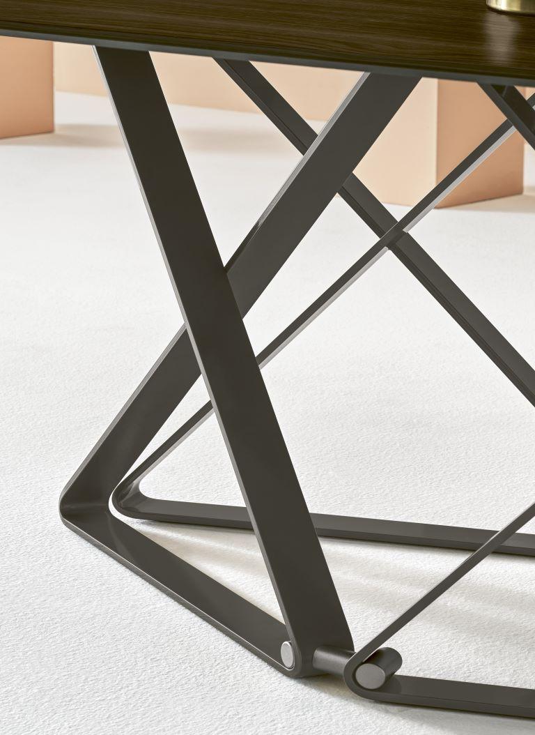 Style international Table italienne moderne en métal et bois de placage de la collection Bontempi Casa en vente