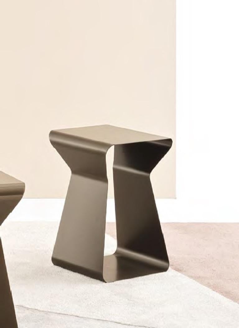 Conçue par Bontempi Casa, il s'agit d'une table basse éclectique en métal, pleine d'esprit et de créativité. Kito est un support confortable, un joli siège et/ou un porte-revues en métal laqué. La matière première est pliée et fabriquée pour obtenir