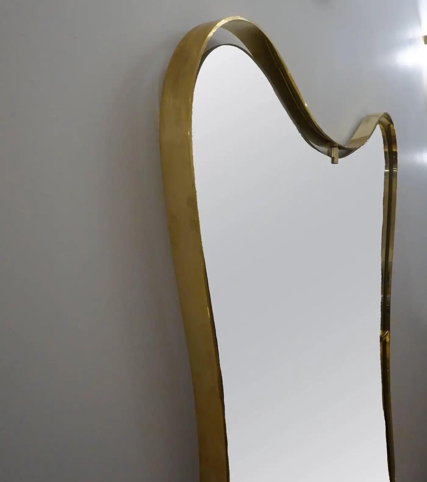 Hand-Crafted Modern Italian Minimalist Brass Mirror with Organic Asymmetric Curved Frame For Sale
