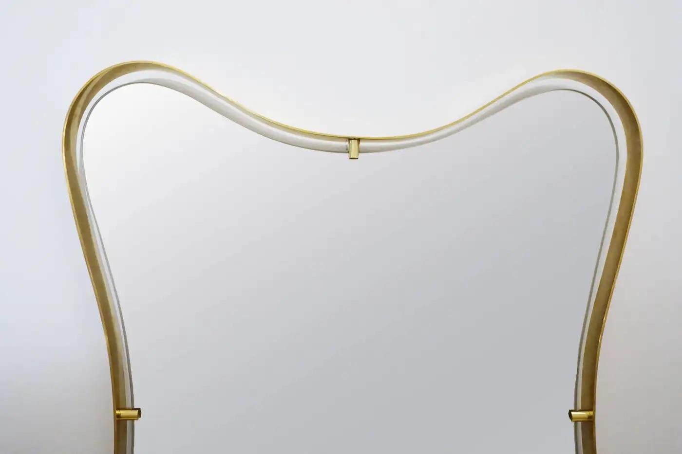 Modern Italian Minimalist Brass Mirror with Organic Asymmetric Curved Frame In New Condition For Sale In New York, NY
