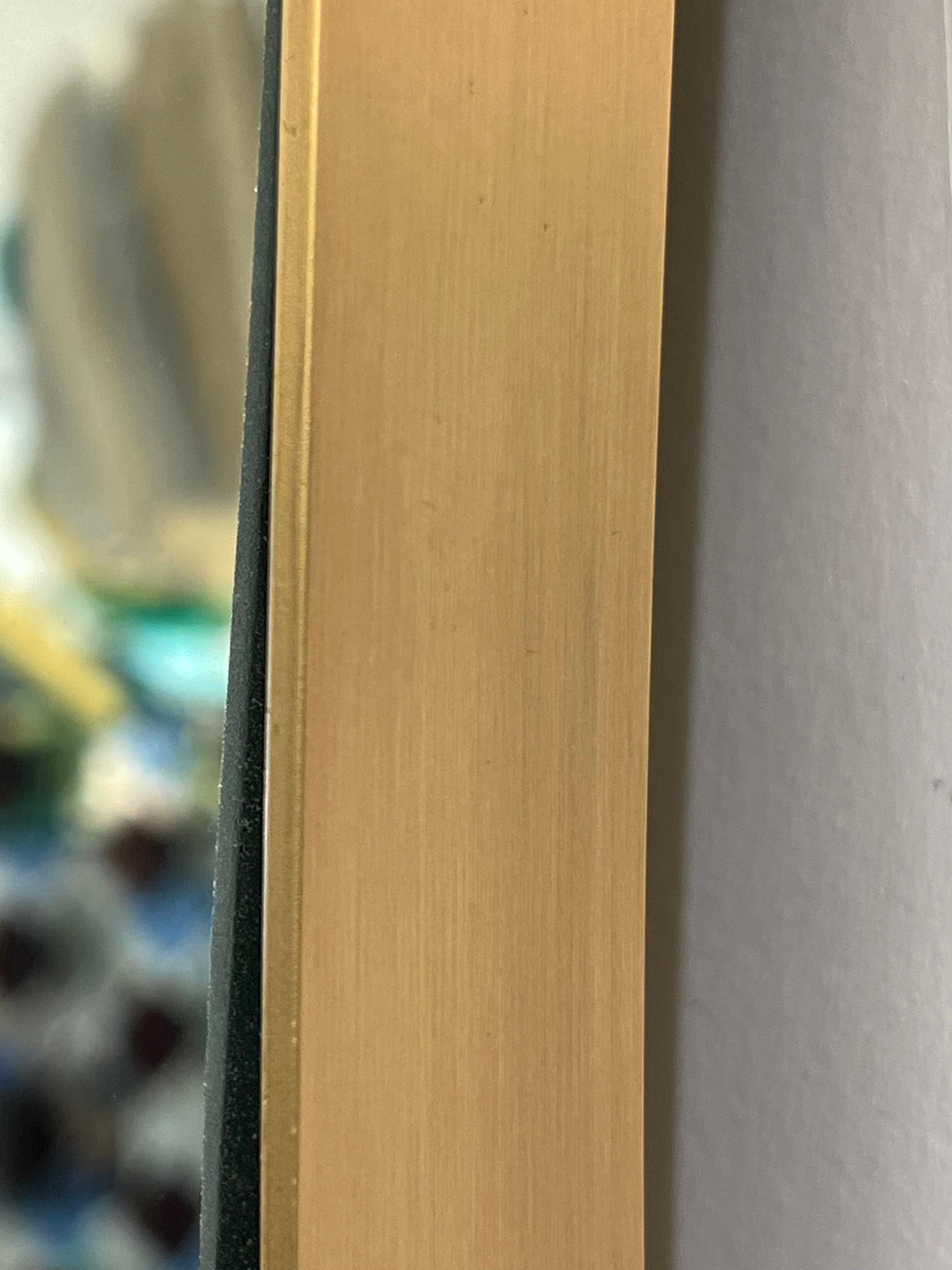 Moderner italienischer Minimalismus-Spiegel aus Messing mit organischem, asymmetrisch gebogenem Rahmen (Metall) im Angebot