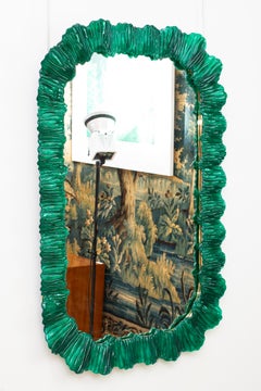 Miroir italien moderne avec cadre ondulé texturé vert émeraude, en stock
