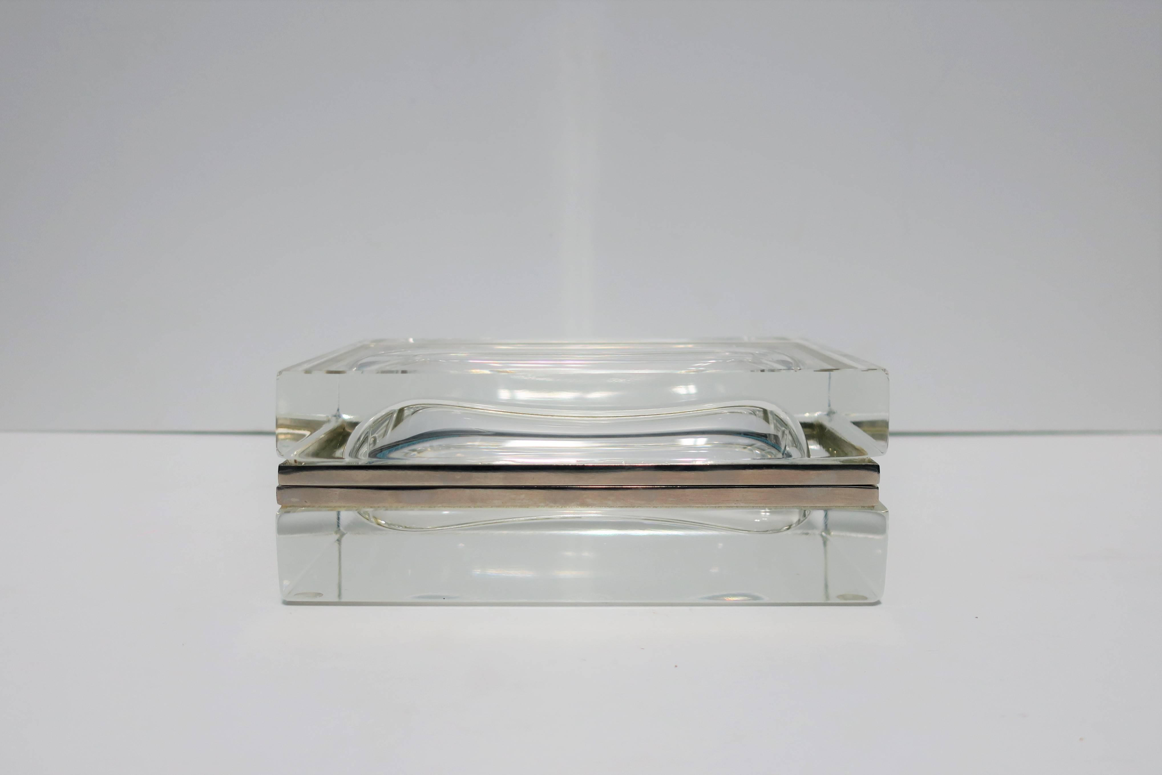 A beautiful and substantial Allessandro Mandruzzato Italian Murano rectangular clear art glass hinged designer decorative box or jewelry box, in the style of Modern, circa 21st Century. Box has designer marker's mark 'Mandruzzato' and 'Murano' on