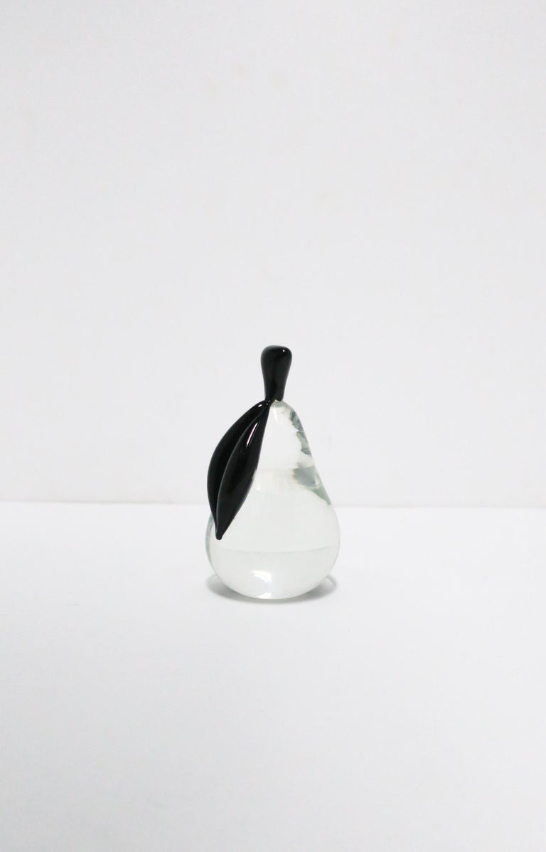 Modern Italian Murano Art Glass Pear Fruit Sculpture by Archimede Seguso In Good Condition For Sale In New York, NY