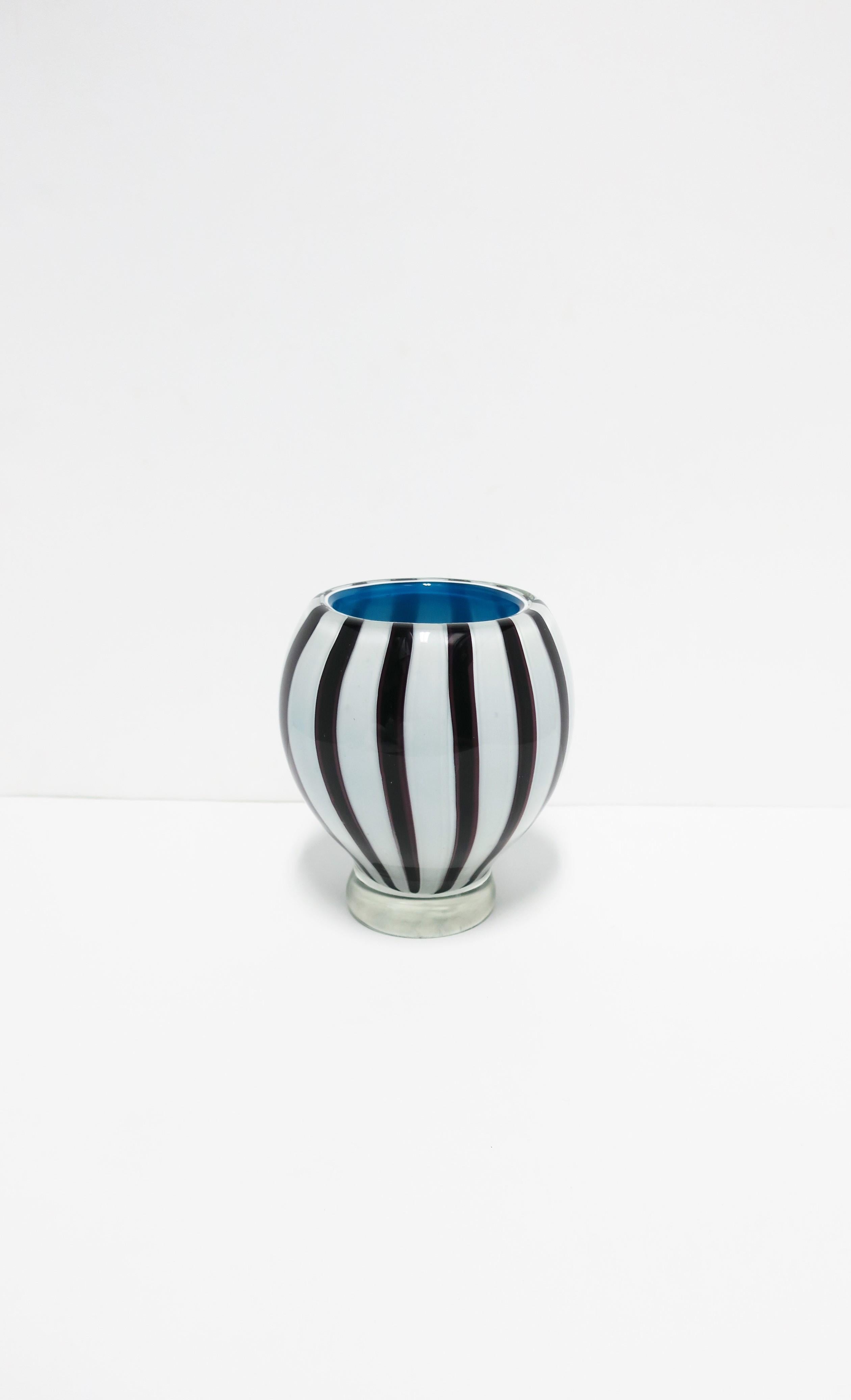 A very beautiful and substantial Italian Modern Murano art glass vase, circa mid-20th century, Italy. The glass making technique here is call 'incamicato'; where layers of glass are combined. In this case the black and white outside with a blue