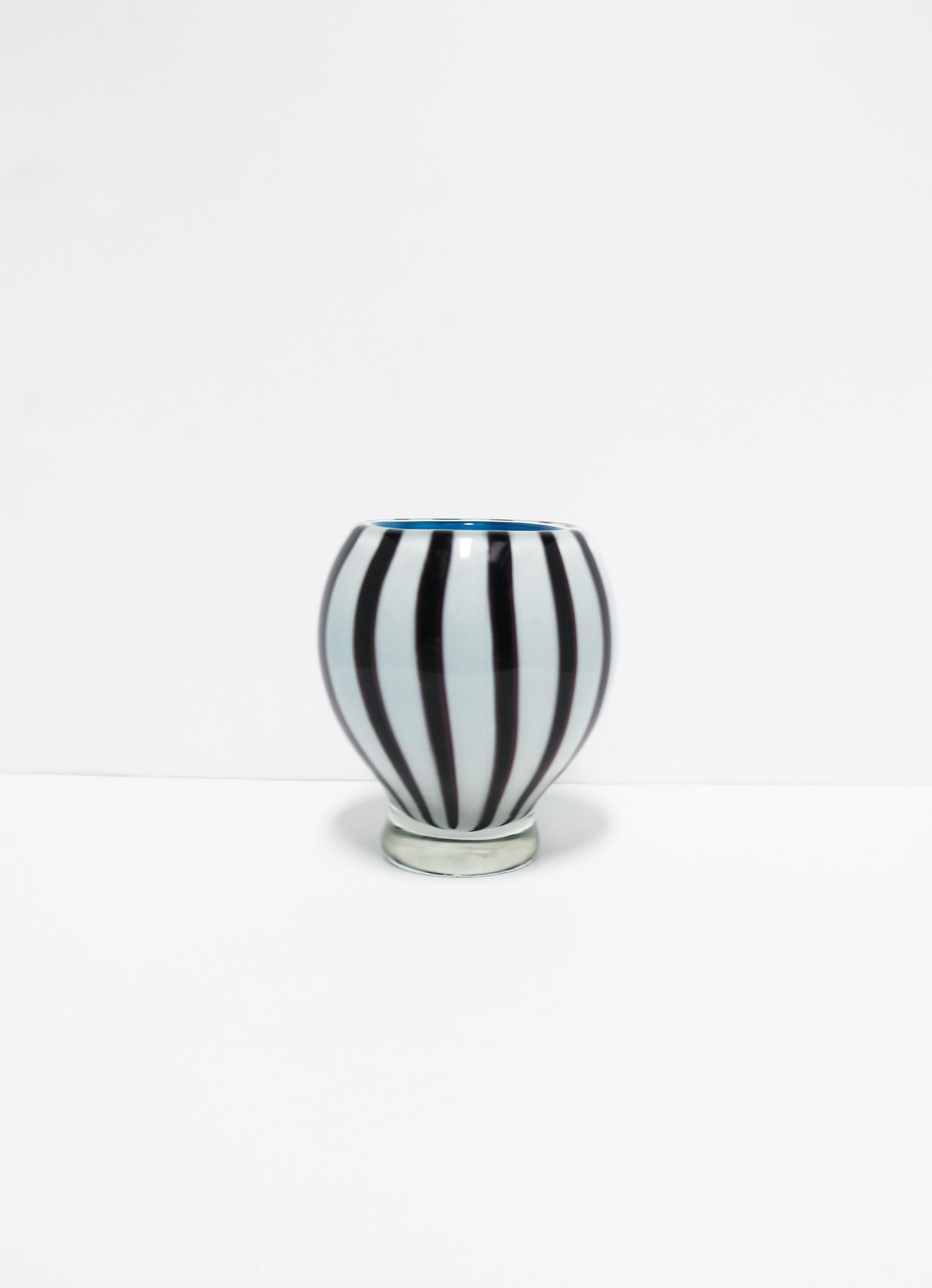 Black and White Modern Italian Murano Art Glass Vase In Good Condition For Sale In New York, NY