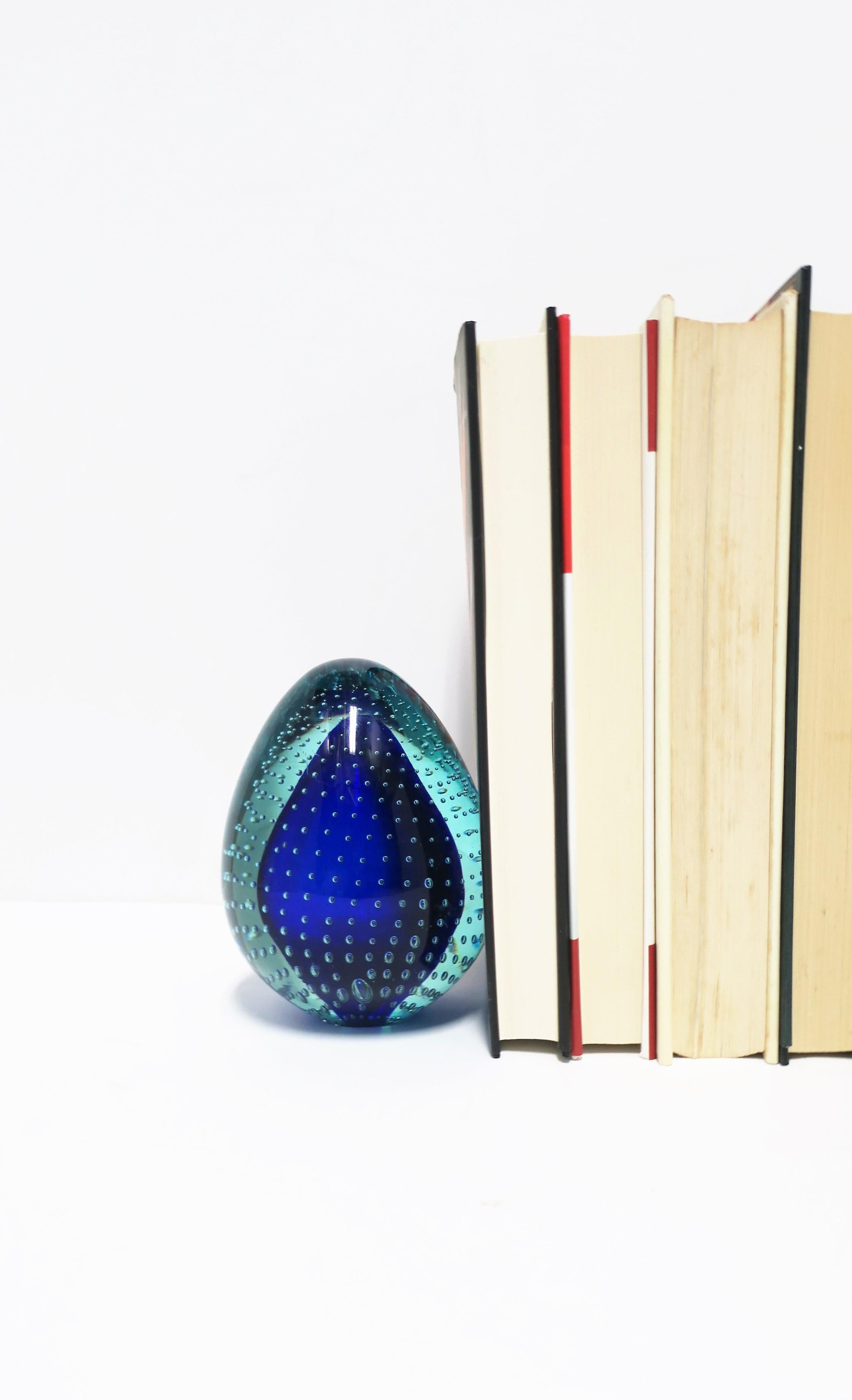 Objets décoratifs ou serre-livres italiens en verre d'art bleu de Murano représentant des fruits de poire en vente 4