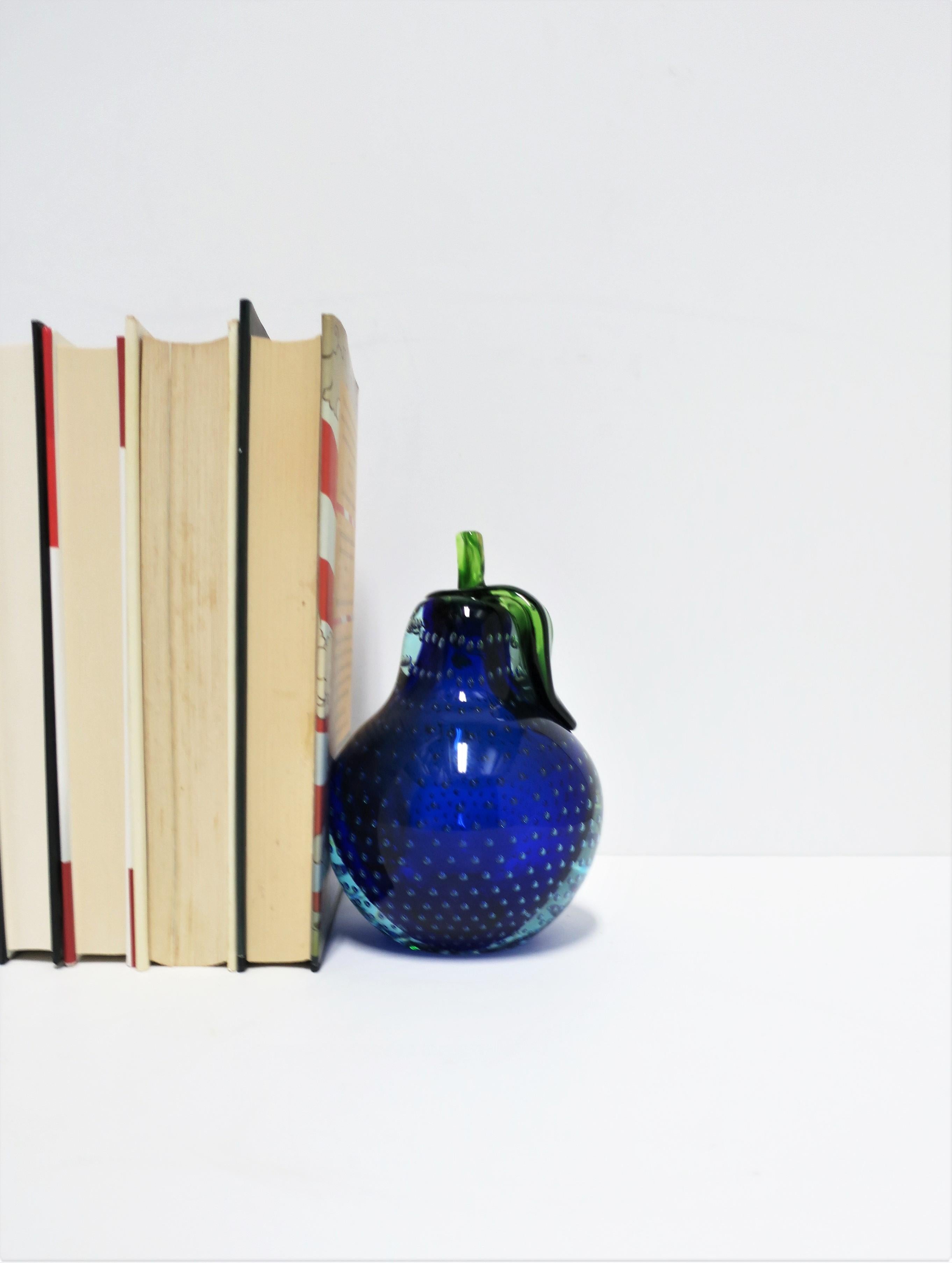 Objets décoratifs ou serre-livres italiens en verre d'art bleu de Murano représentant des fruits de poire en vente 5