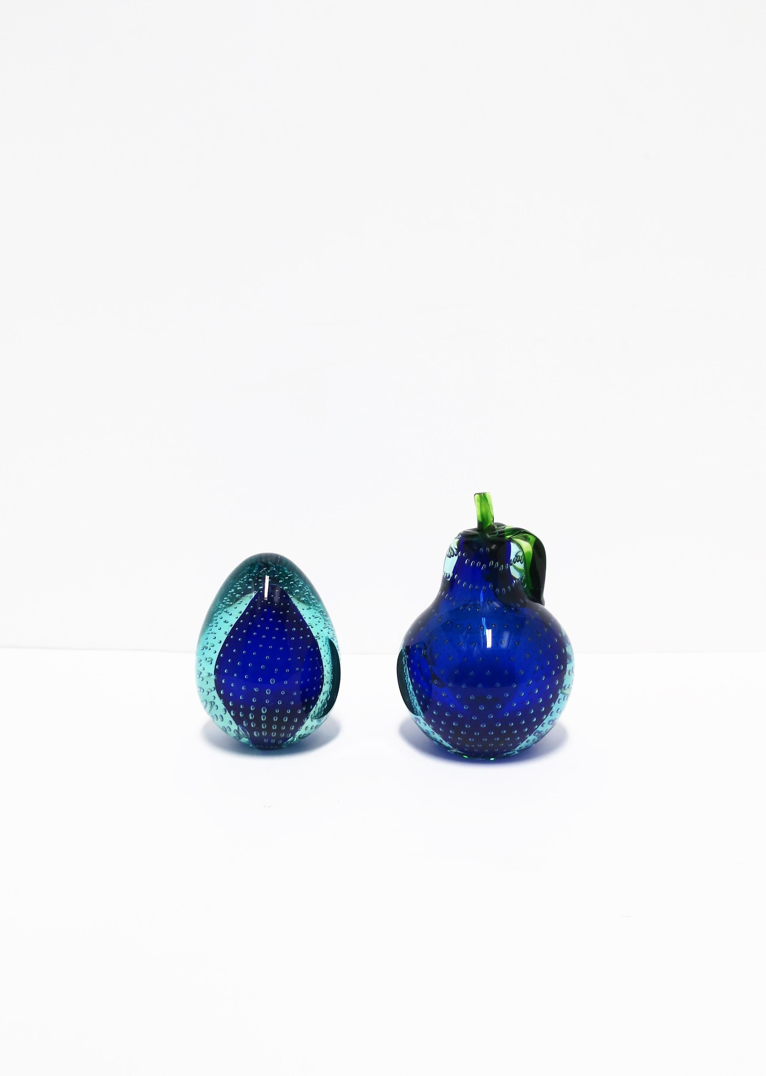 A beautiful and substantial set Italian Murano pear fruit and egg decorative art glass bookends or decorative objects with a controlled bubble design in the style of Italian designer Alfredo Barbini, modern style, late-20th century, Italy. Murano