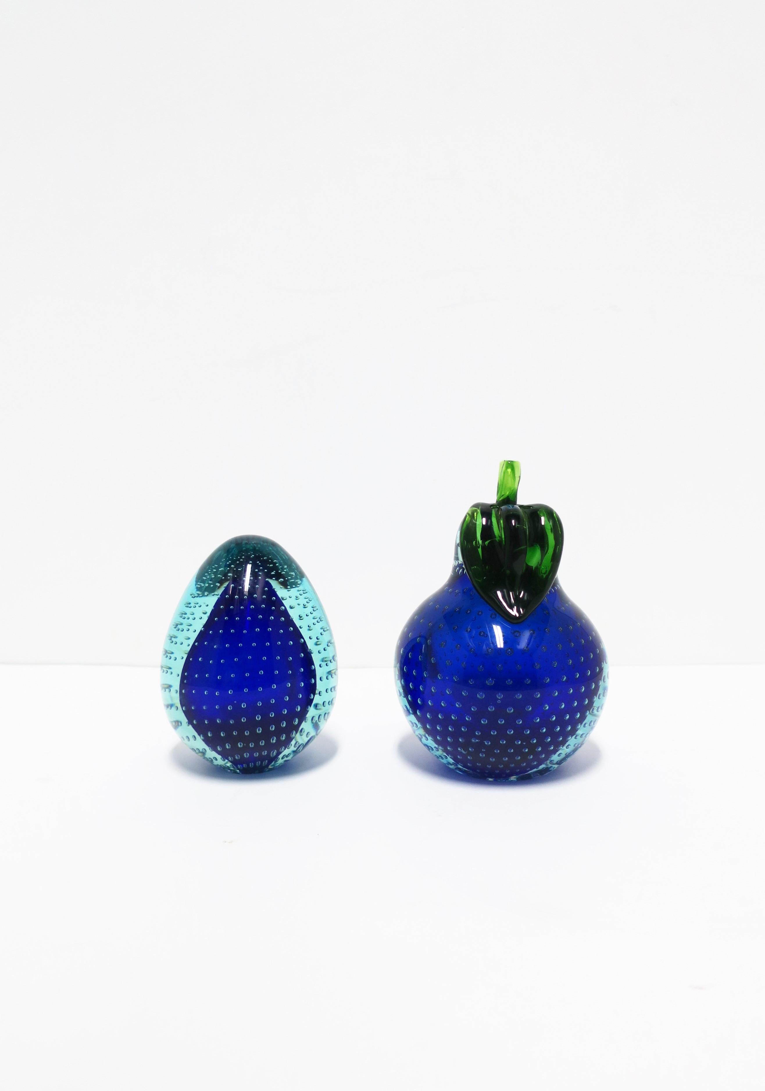 Objets décoratifs ou serre-livres italiens en verre d'art bleu de Murano représentant des fruits de poire en vente 2