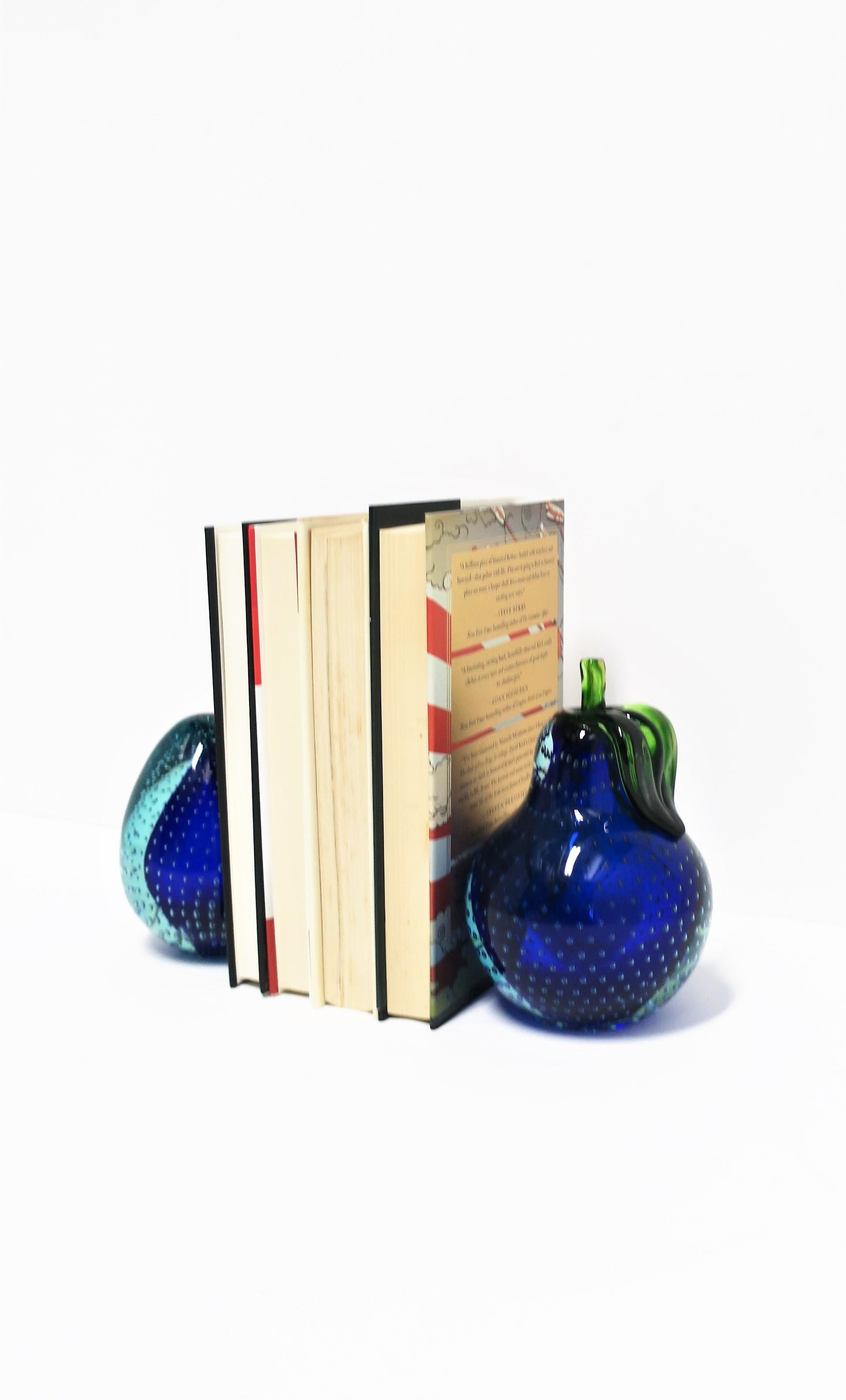 Objets décoratifs ou serre-livres italiens en verre d'art bleu de Murano représentant des fruits de poire en vente 3
