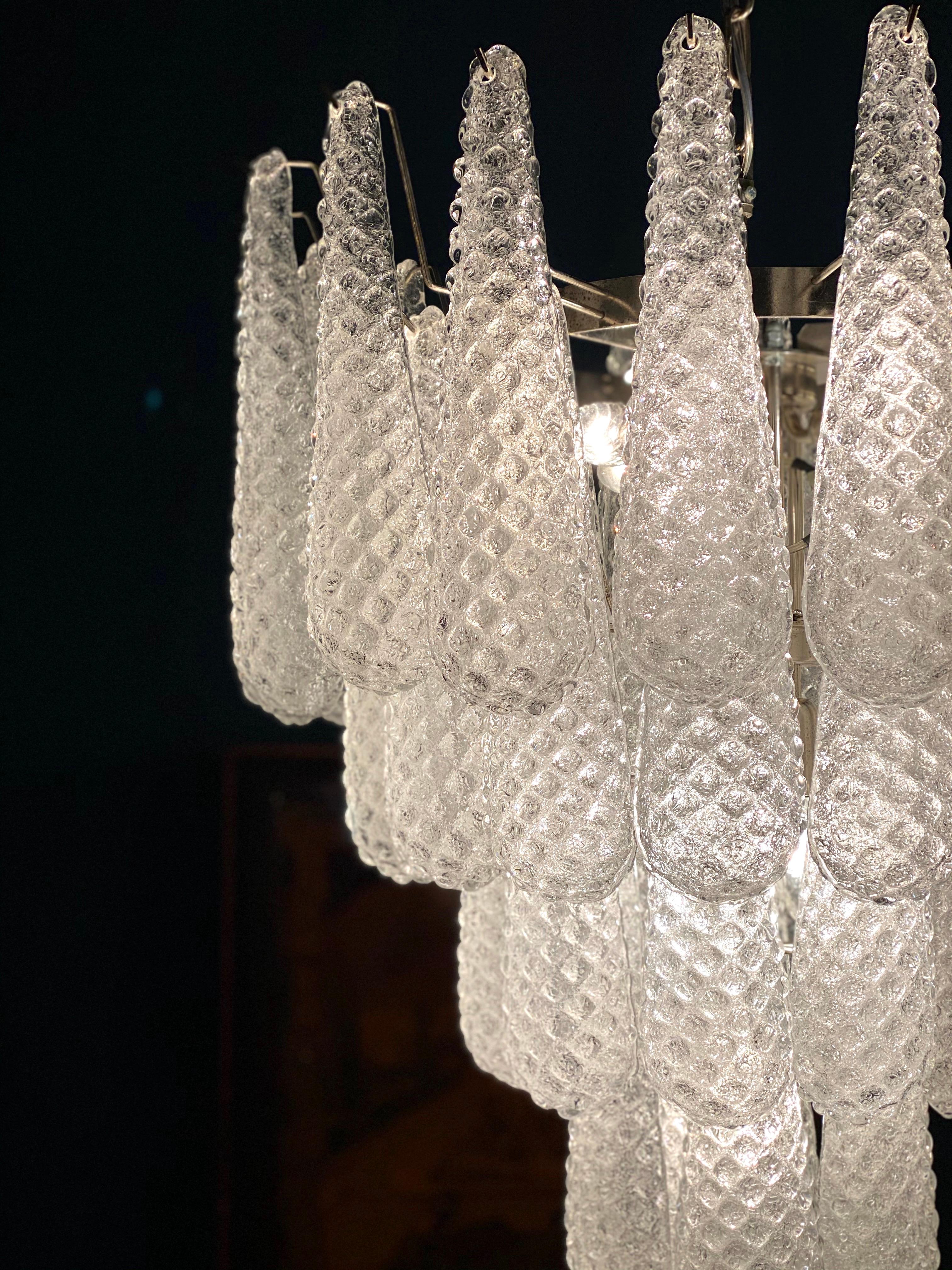 Moderner italienischer Murano-Kronleuchter, 52 Glasblätter, Tropfen aus Glas, 1970er Jahre im Angebot 7
