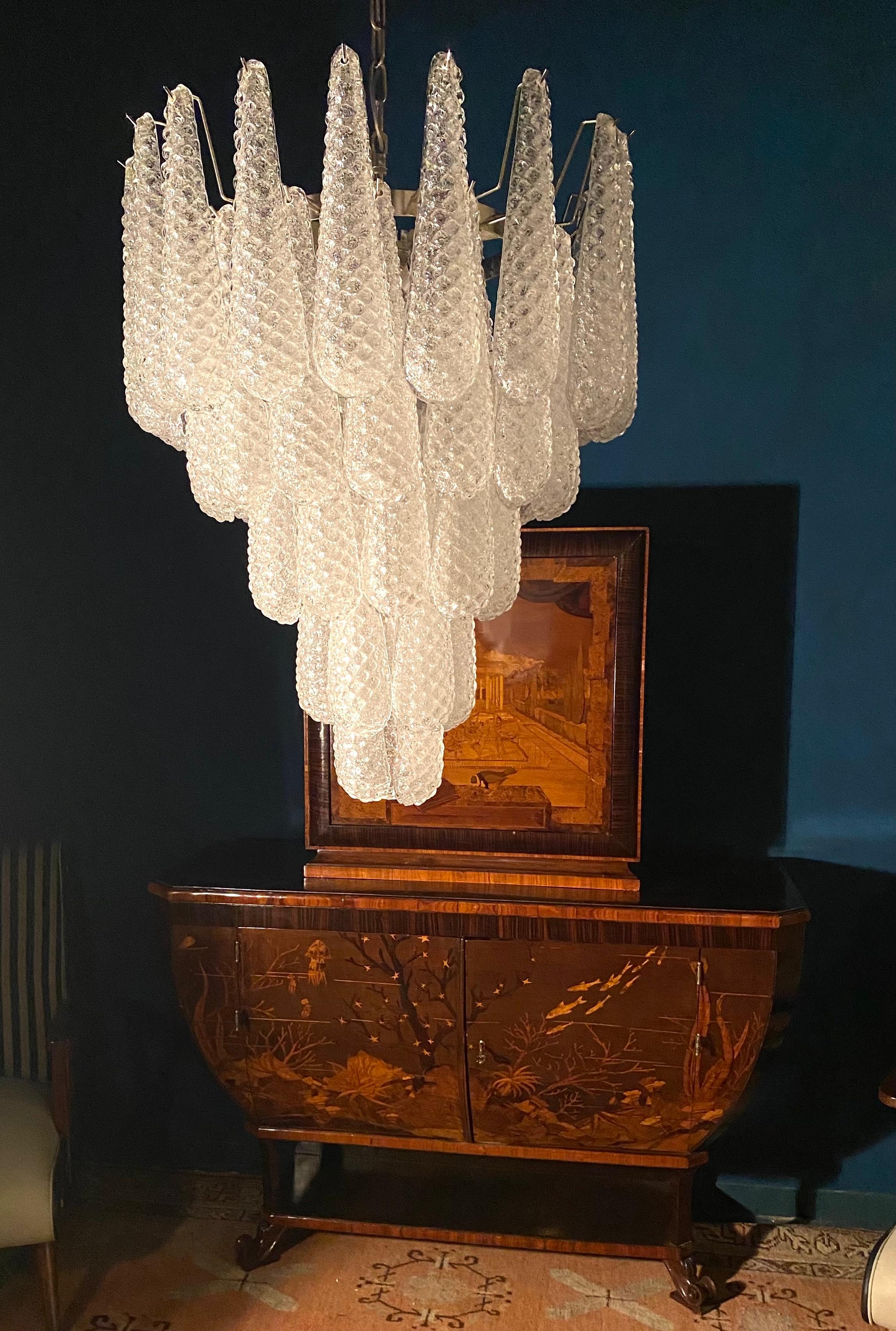 Moderner italienischer Murano-Kronleuchter, 52 Glasblätter, Tropfen aus Glas, 1970er Jahre (Ende des 20. Jahrhunderts) im Angebot