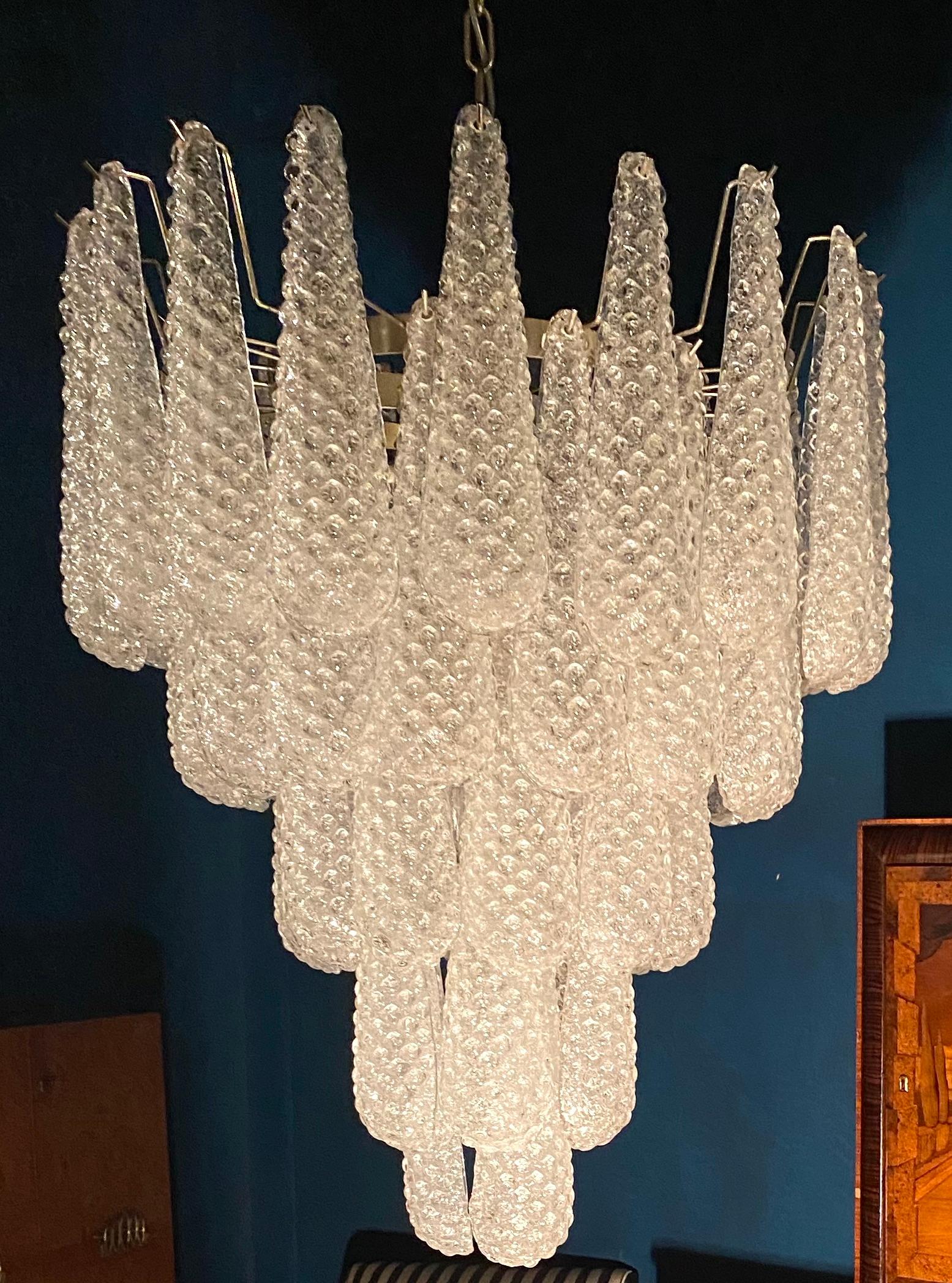 Moderner italienischer Murano-Kronleuchter, 52 Glasblätter, Tropfen aus Glas, 1970er Jahre im Angebot 2