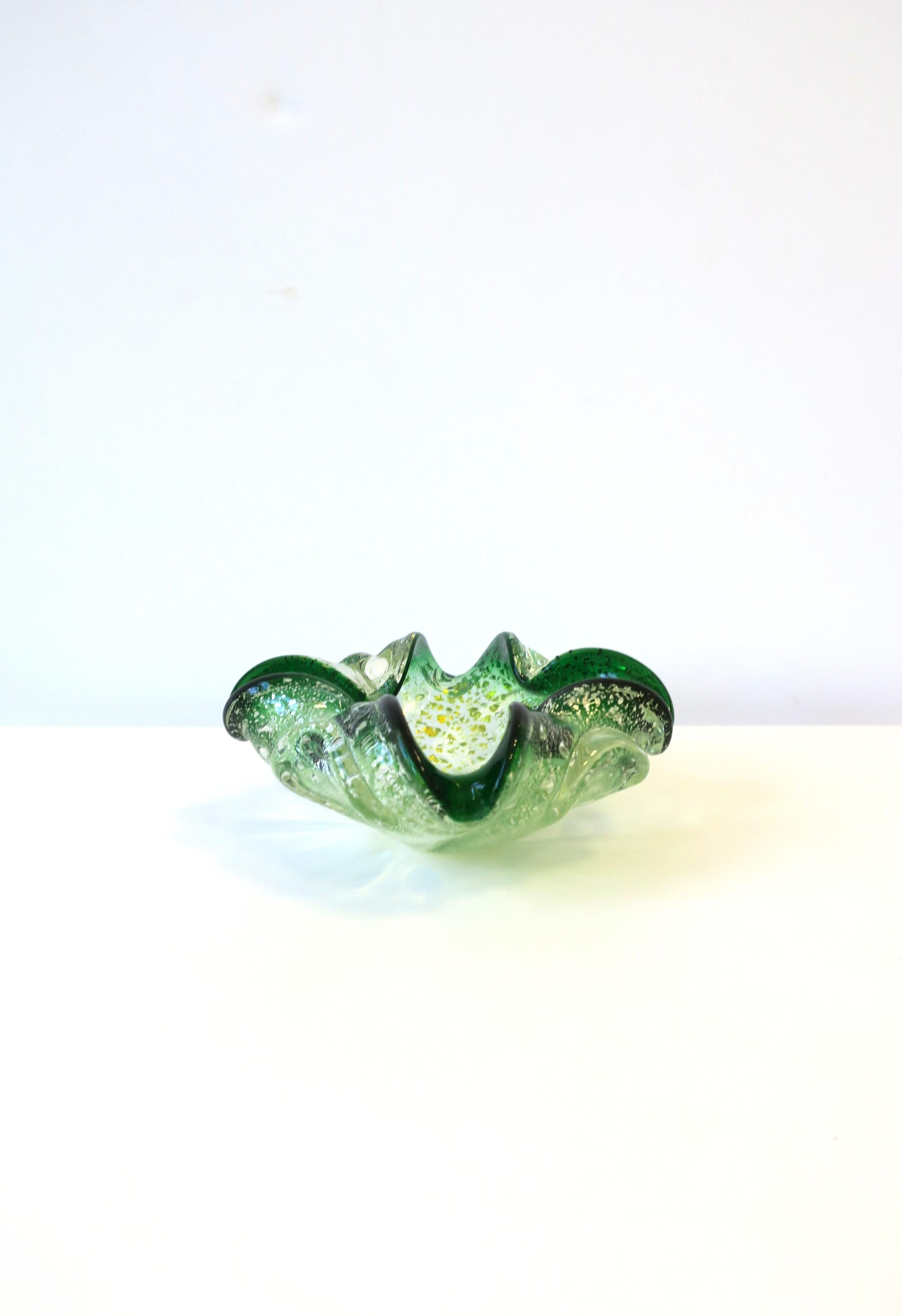 Mid-Century Modern Modern Italian Murano Green Art Glass Bowl, circa Mid-20th Century For Sale