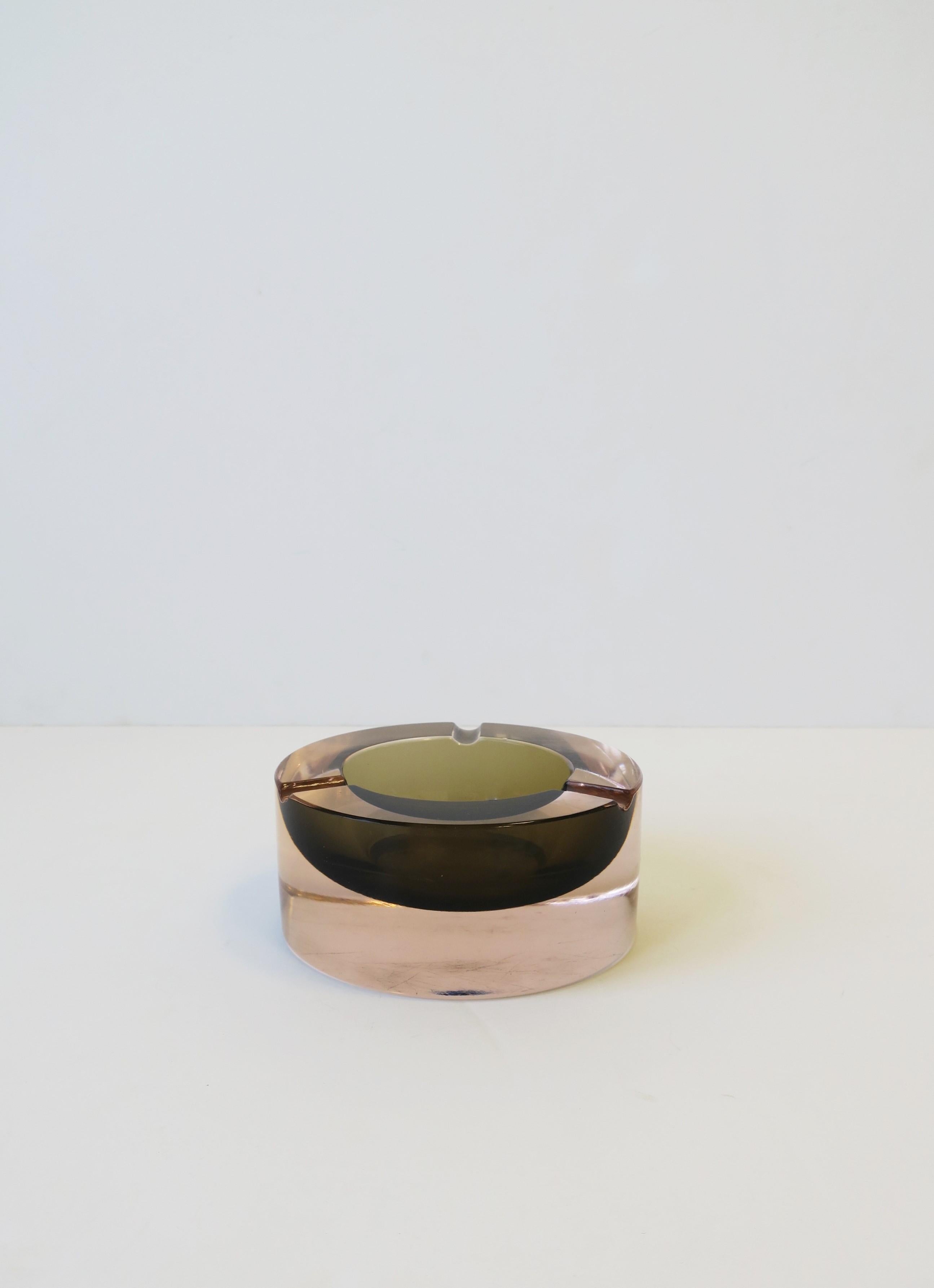 A substantial and stunning Modern Italian Murano Sommerso art glass bowl or ashtray in rose pink and smoked grey/taupe hues, in the style of designer Seguso, circa 20th century, Italy. Piece appears to have never been used as an ashtray. Measures:
