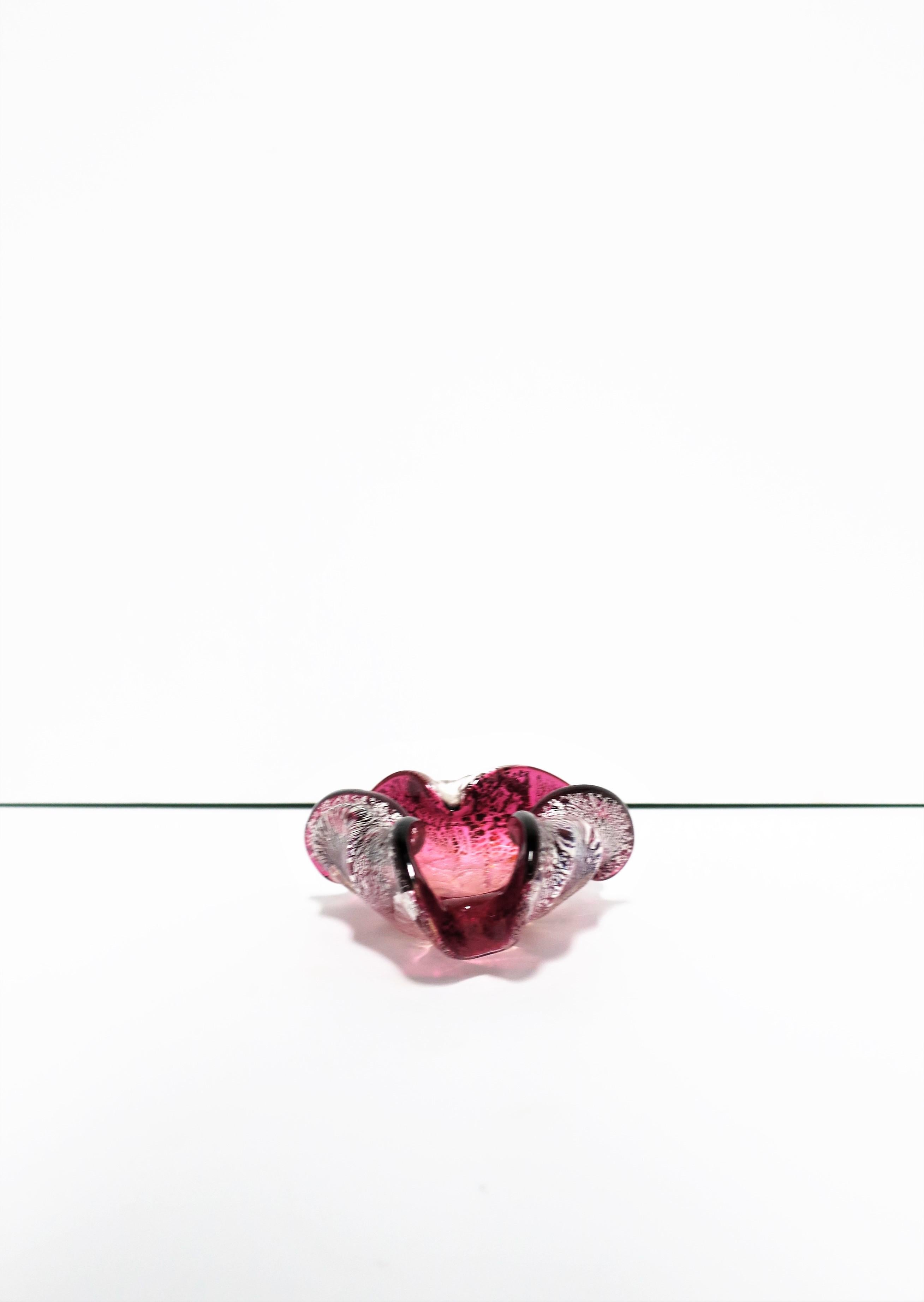 Verre d'art Bol en verre d'art italien de Murano rose magenta et argent, vers le 20ème siècle en vente