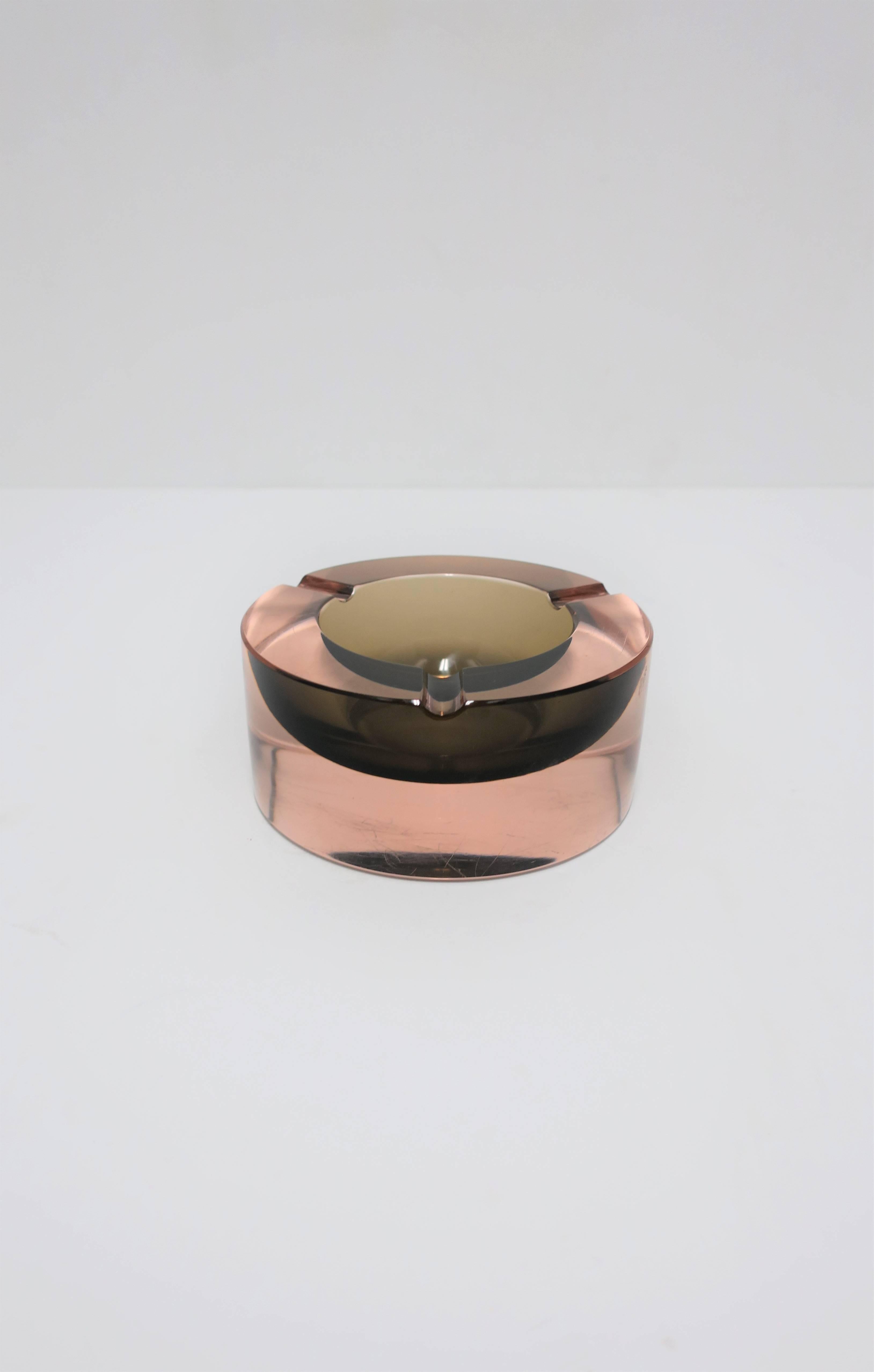 Moderne italienische Muranoglasschale oder Aschenbecher aus rosa und grauem Sommerso-Kunstglas 7