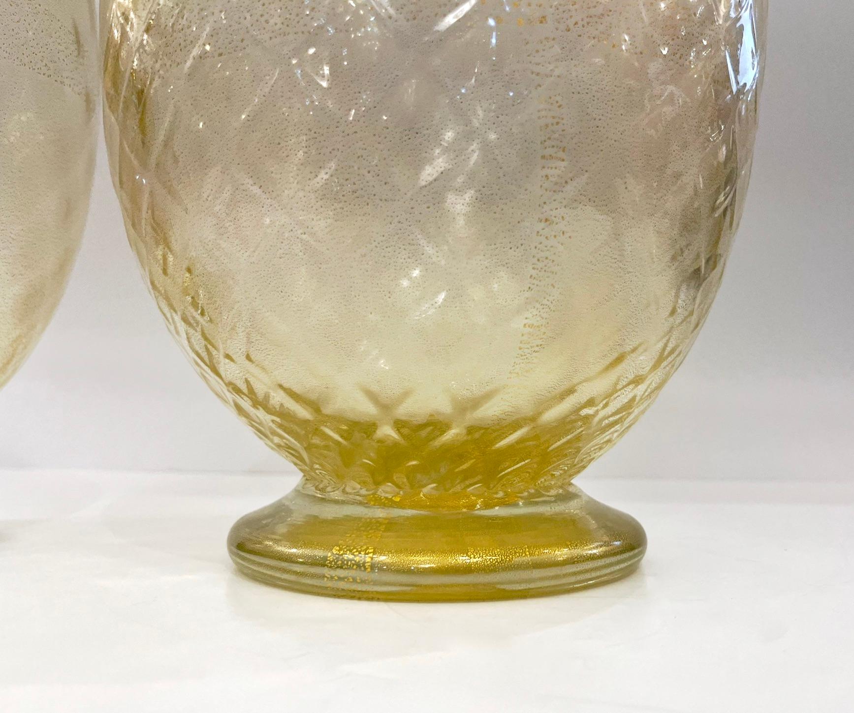 Paire de vases ronds organiques italiens modernes en verre de Murano en nid d'abeille dor en vente 3