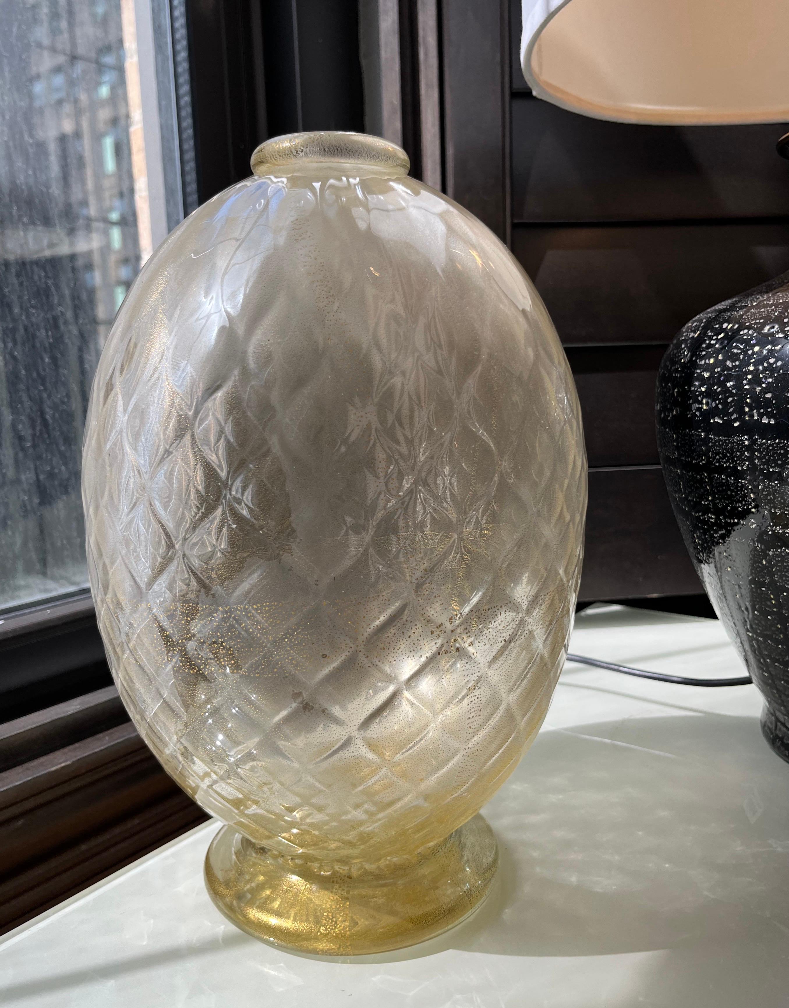 Can also be purchased individually - A set of two Venetian decorative vases, in blown Murano glass, worked with pure 24k gold, the body in a textured glass with a honeycomb pattern that multiplies reflections and enhanced the gold. These are