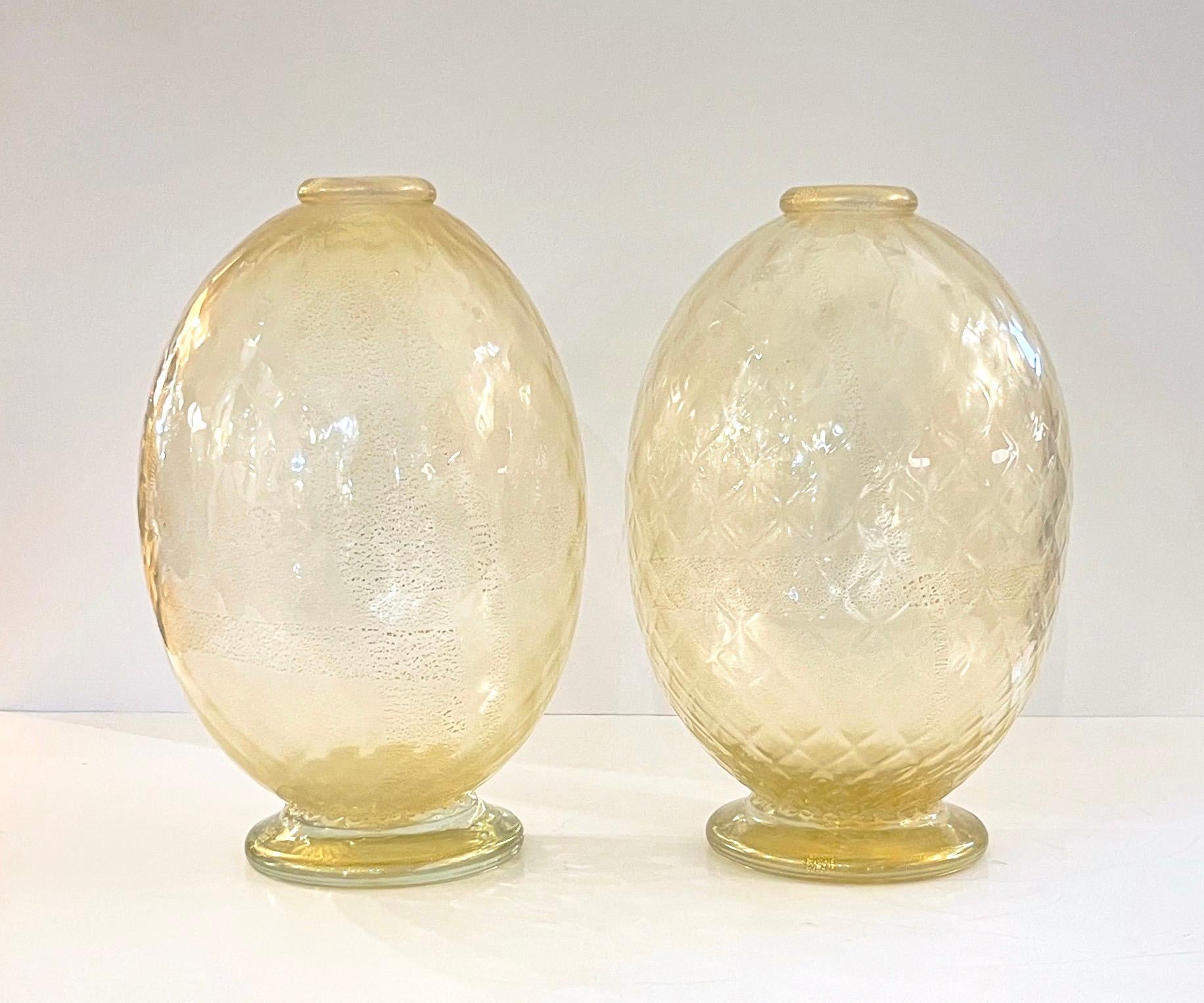 Paire de vases ronds organiques italiens modernes en verre de Murano en nid d'abeille dor en vente 2