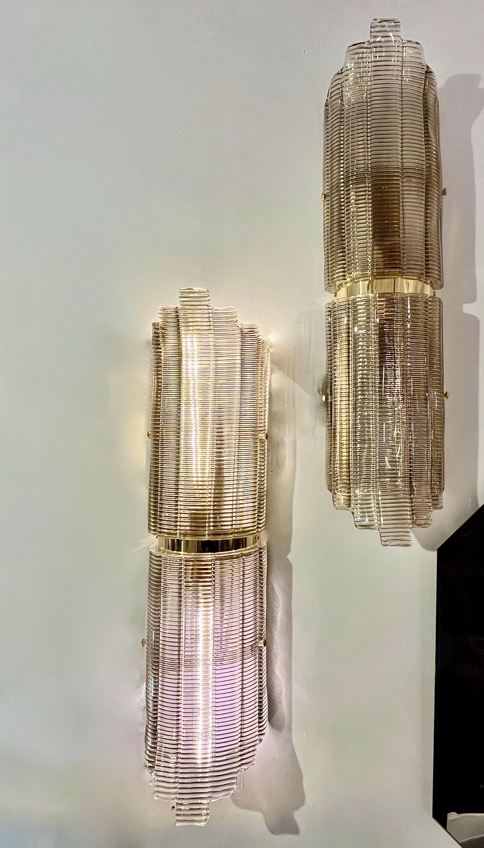 Pareja italiana moderna de apliques/plafones de latón de cristal de Murano con textura ahumada en venta 2