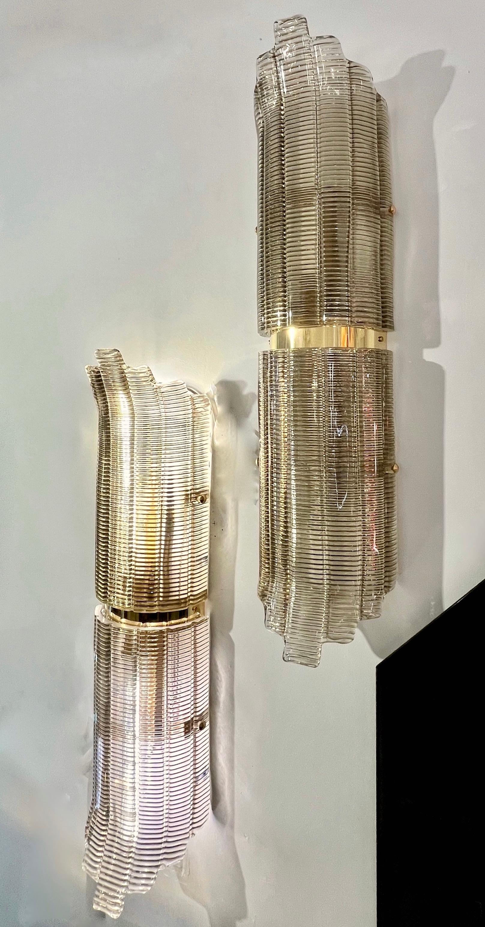 Pareja italiana moderna de apliques/plafones de latón de cristal de Murano con textura ahumada en venta 4