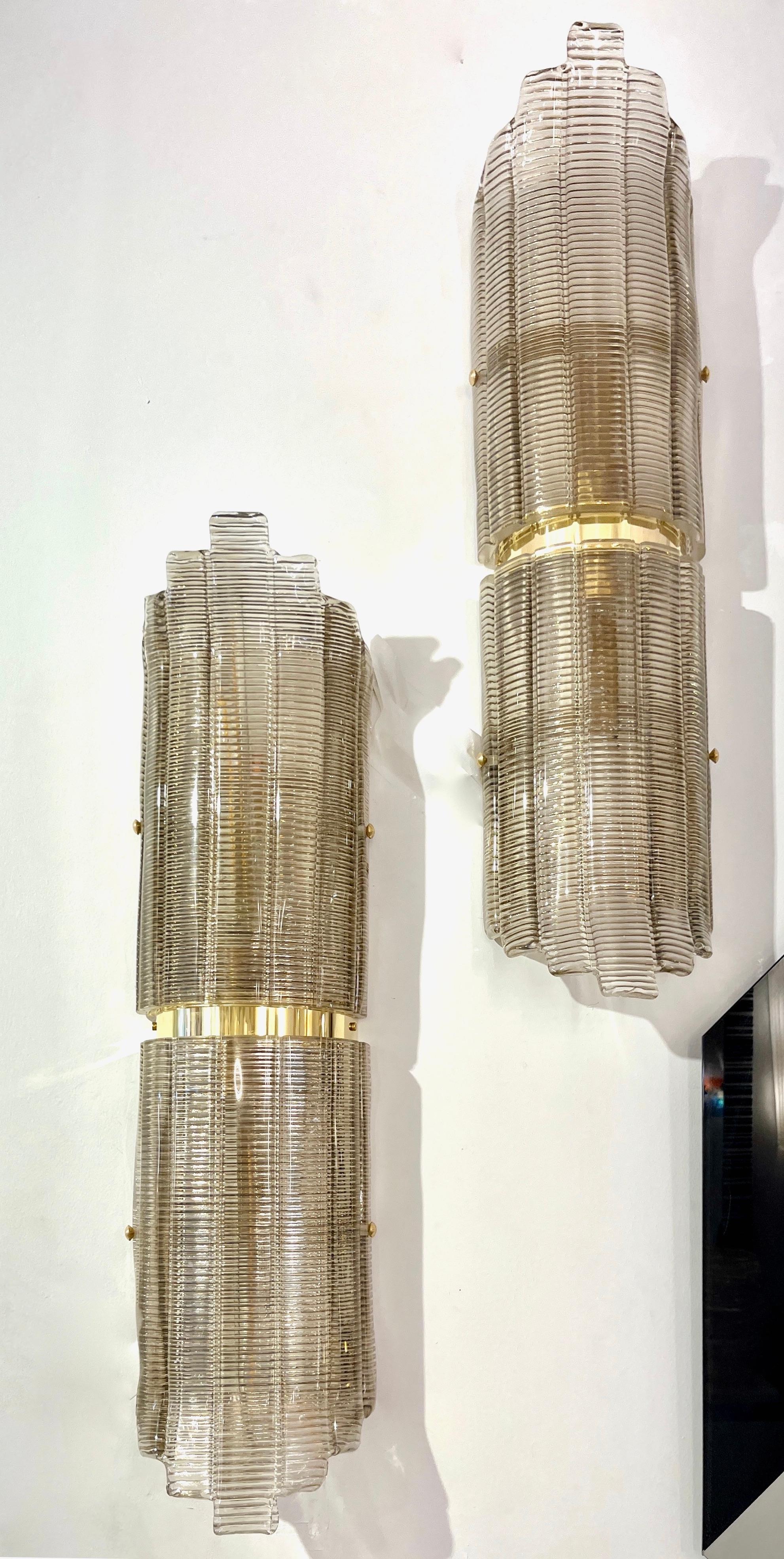 Pareja italiana moderna de apliques/plafones de latón de cristal de Murano con textura ahumada en venta 6