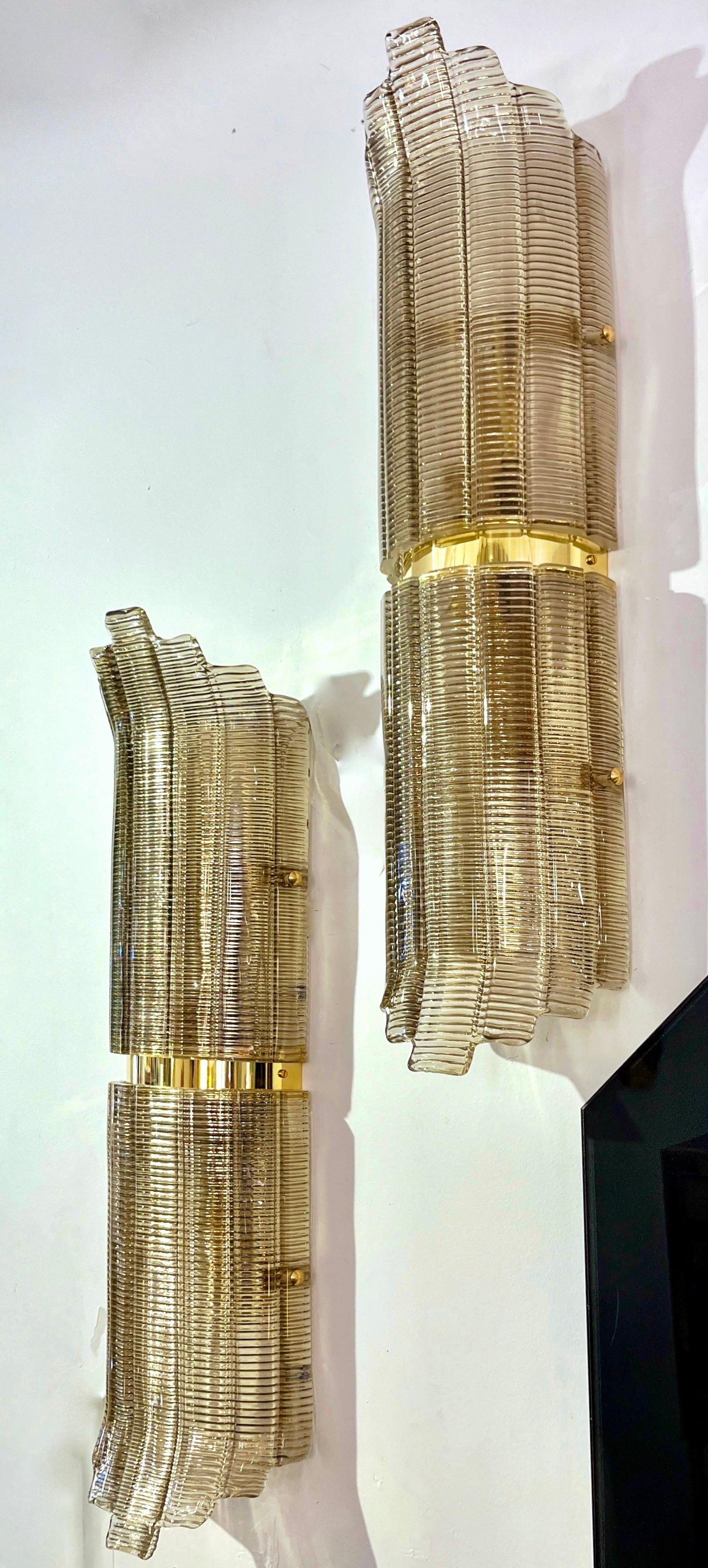 Pareja italiana moderna de apliques/plafones de latón de cristal de Murano con textura ahumada en venta 7