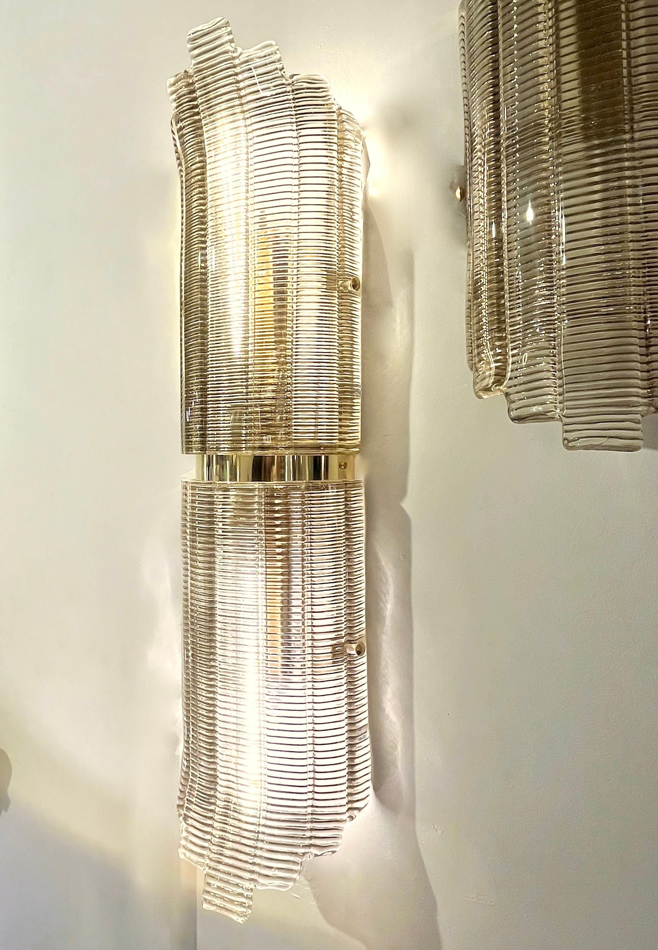 Pareja de luminarias orgánicas de diseño italiano contemporáneo con la versatilidad de utilizarse como apliques colgados vertical u horizontalmente o como lámparas de techo empotradas. 
Constan de dos elementos curvados en forma de media luna de