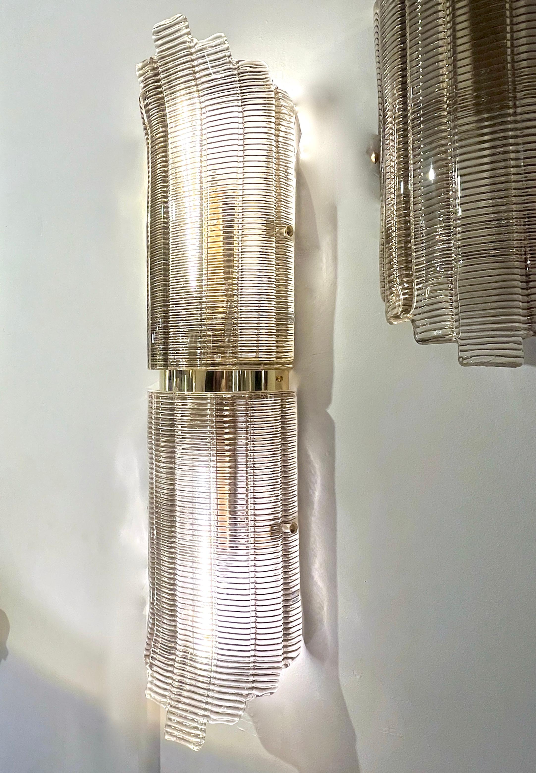 Coppia di lampade organiche dal design italiano contemporaneo che possono essere utilizzate sia come applique appese in verticale o in orizzontale, sia come plafoniere da incasso. 
Sono costituiti da due elementi curvi a mezzaluna in vetro di