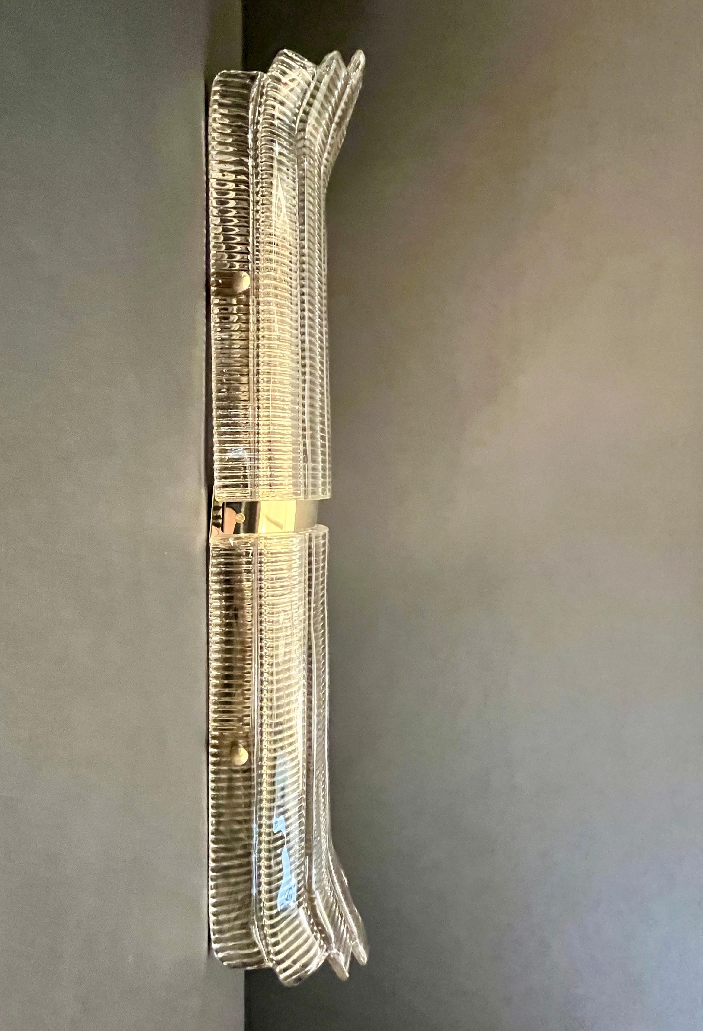 Pareja italiana moderna de apliques/plafones de latón de cristal de Murano con textura ahumada Moderno de mediados de siglo en venta