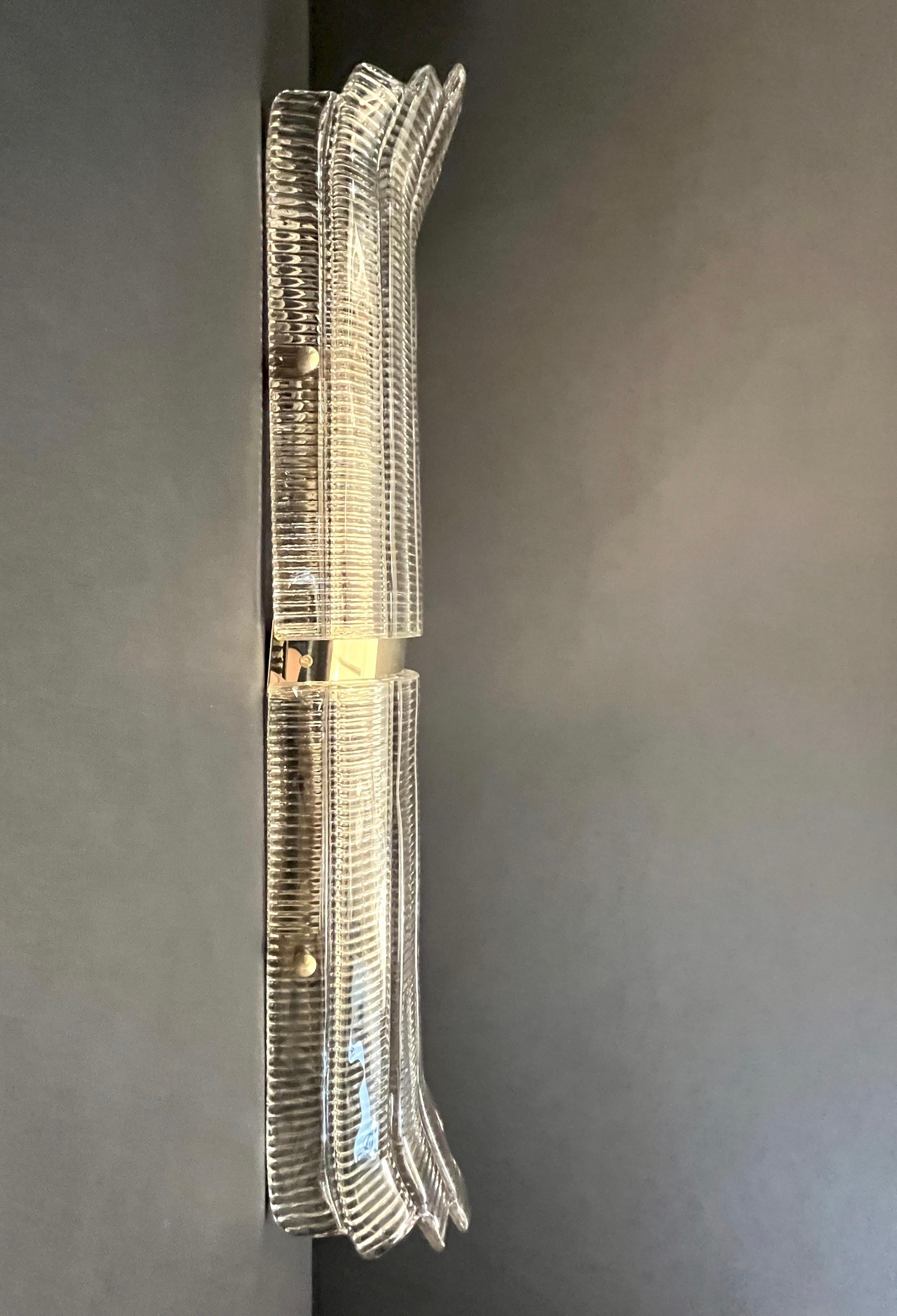 Mid-Century moderno Coppia di lampade da parete/soffitto in ottone con vetro di Murano fumé in vendita
