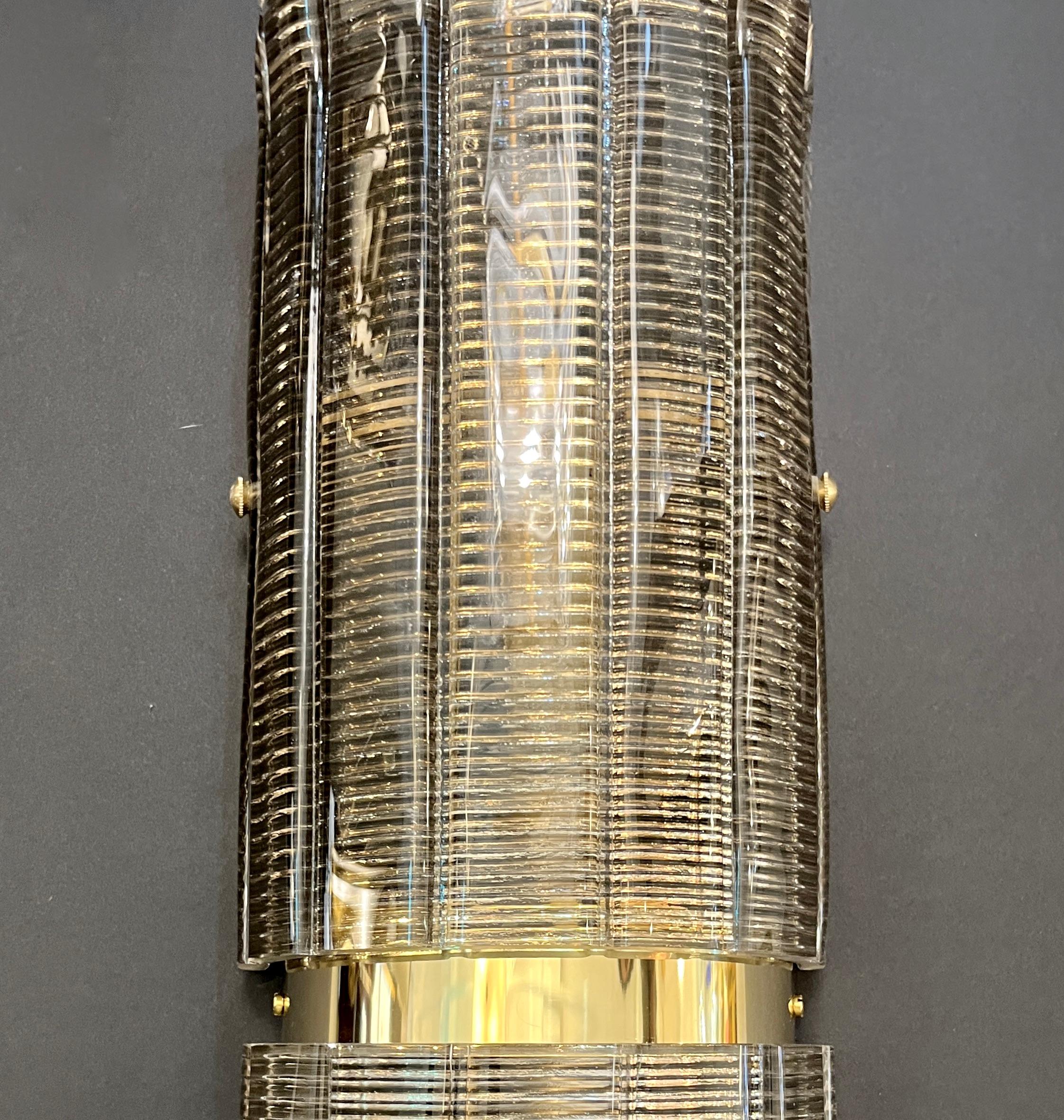 Italiano Coppia di lampade da parete/soffitto in ottone con vetro di Murano fumé in vendita
