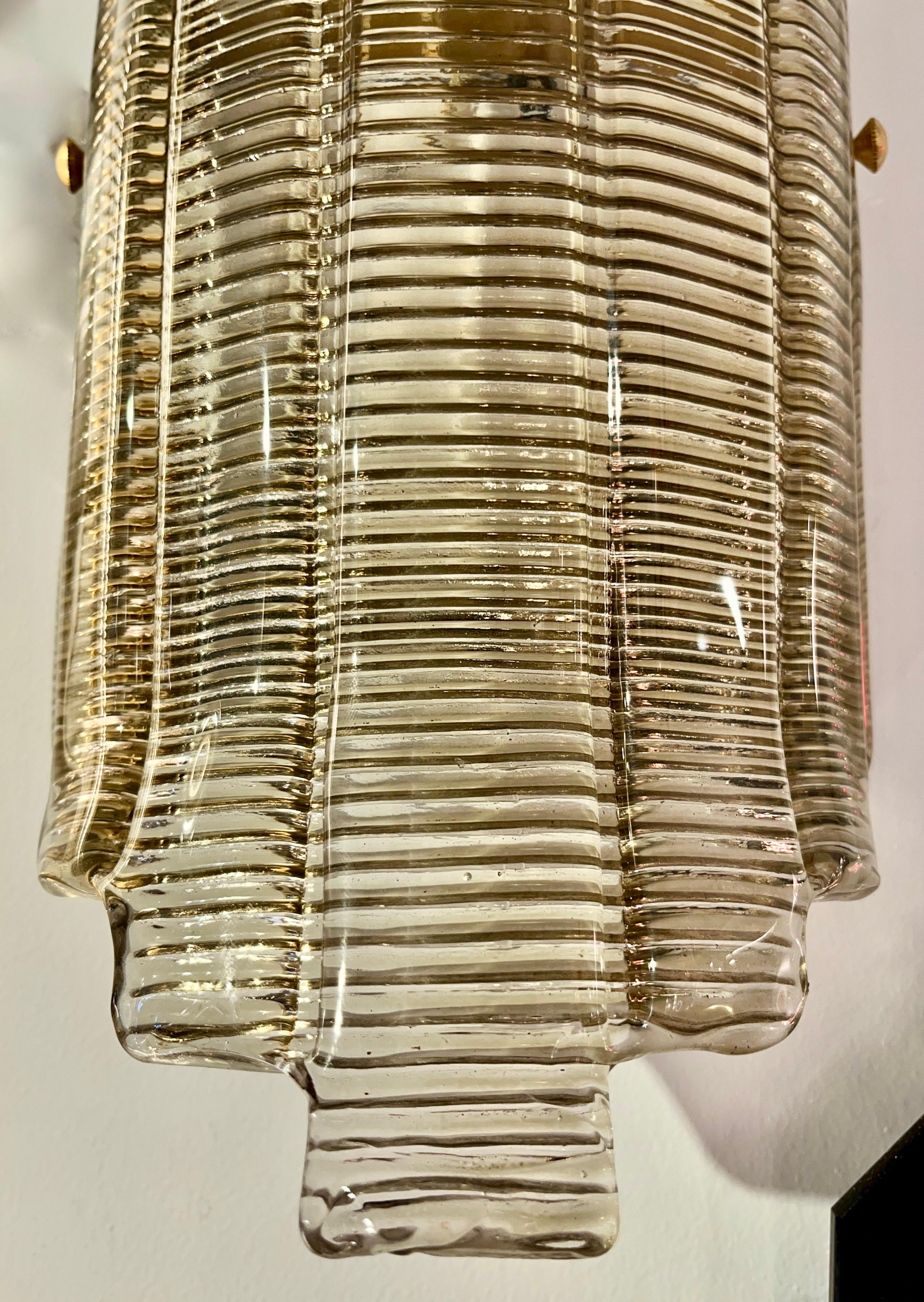 Pareja italiana moderna de apliques/plafones de latón de cristal de Murano con textura ahumada en Nuevo estado para la venta en New York, NY