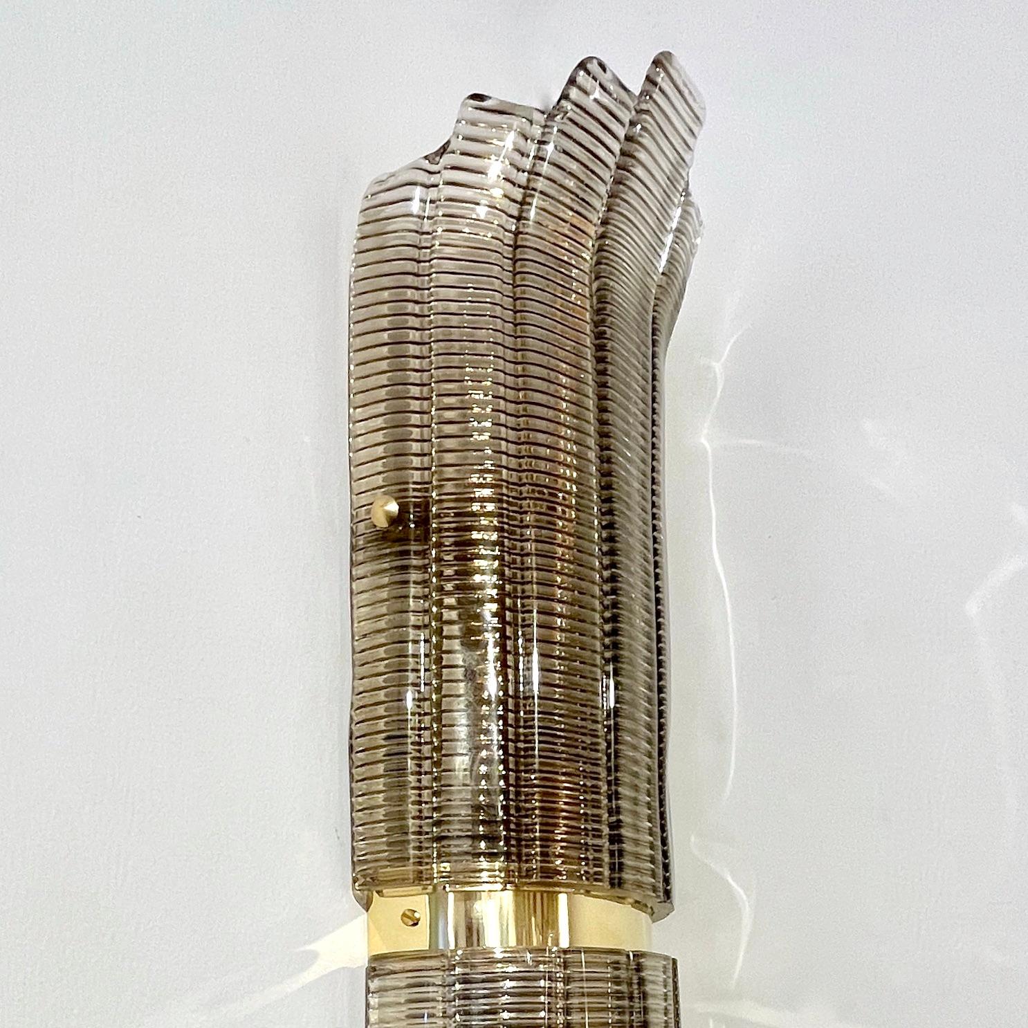 Ottone Coppia di lampade da parete/soffitto in ottone con vetro di Murano fumé in vendita